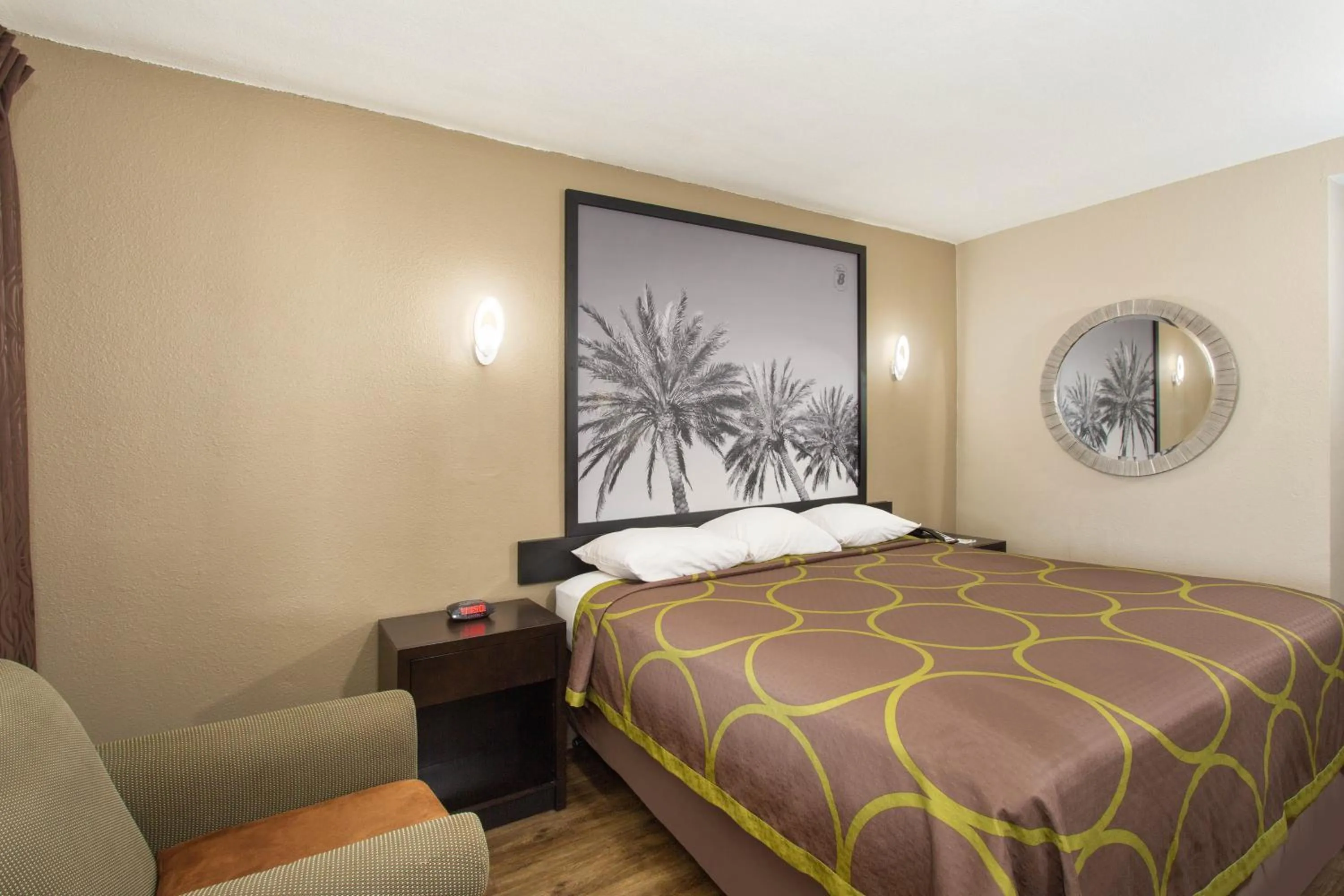 King Room with Bath Tub - Mobility Accessible/Smoking in Super 8 by Wyndham Pensacola NAS Area