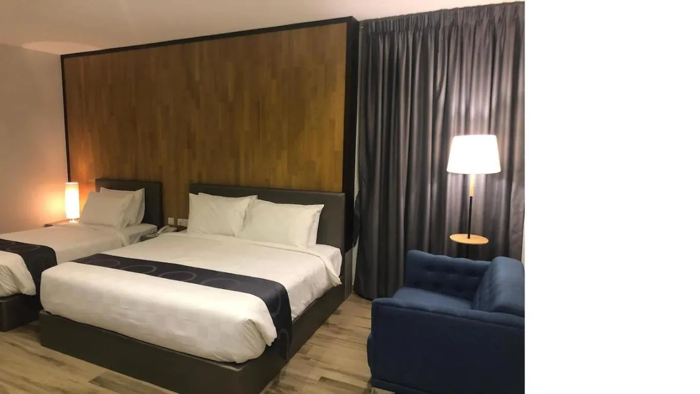 Deluxe Triple Room in Frame Hotel