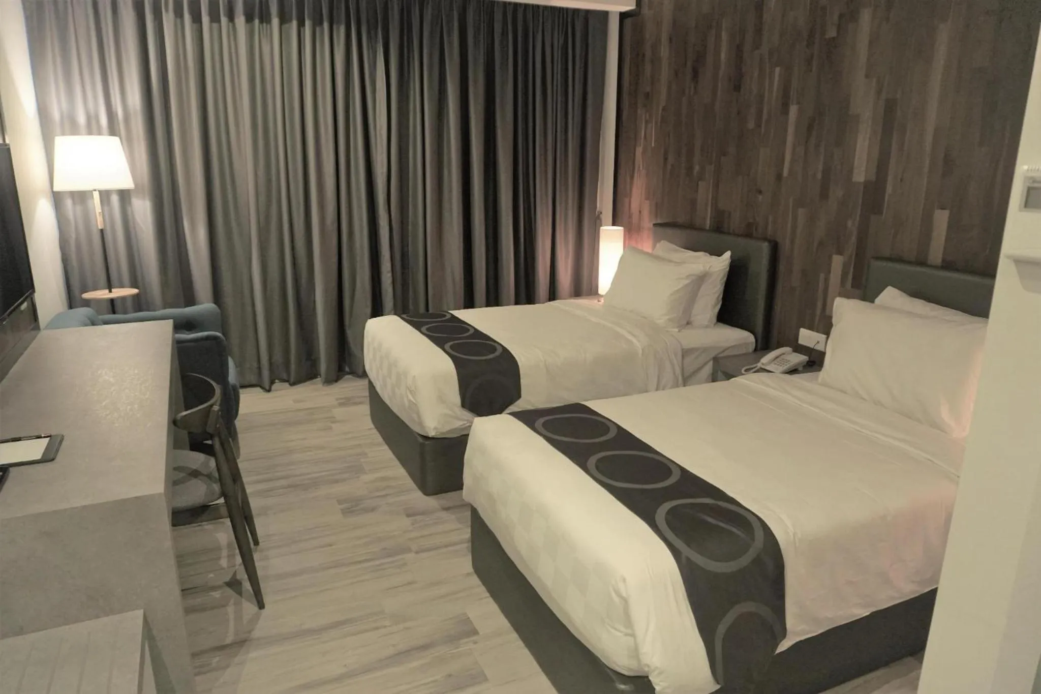 Deluxe Twin Room in Frame Hotel
