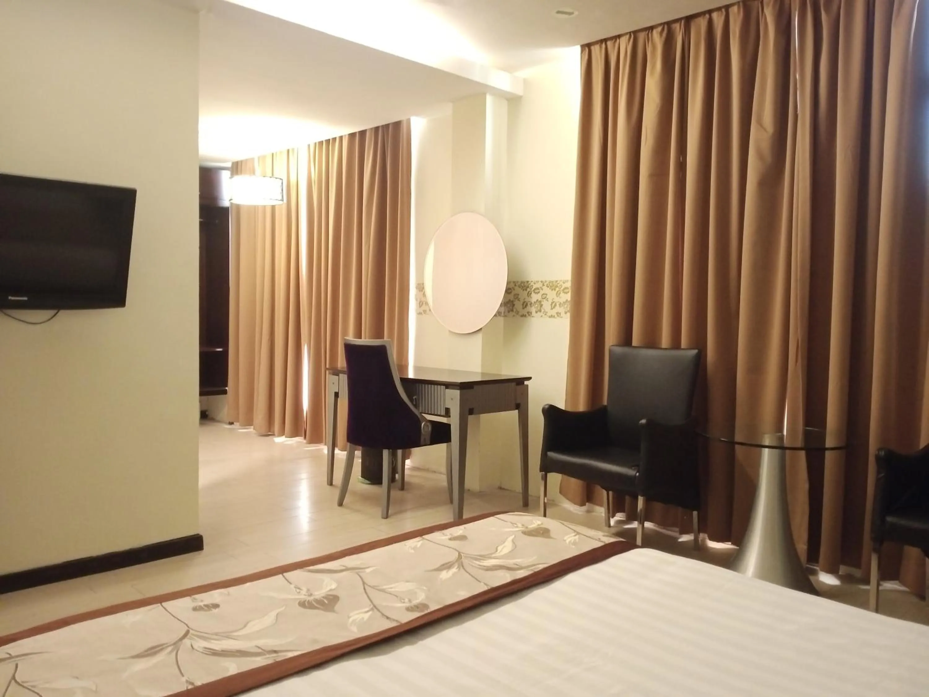 Court Queen (With Window) in Shervinton Executive Boutique Hotel