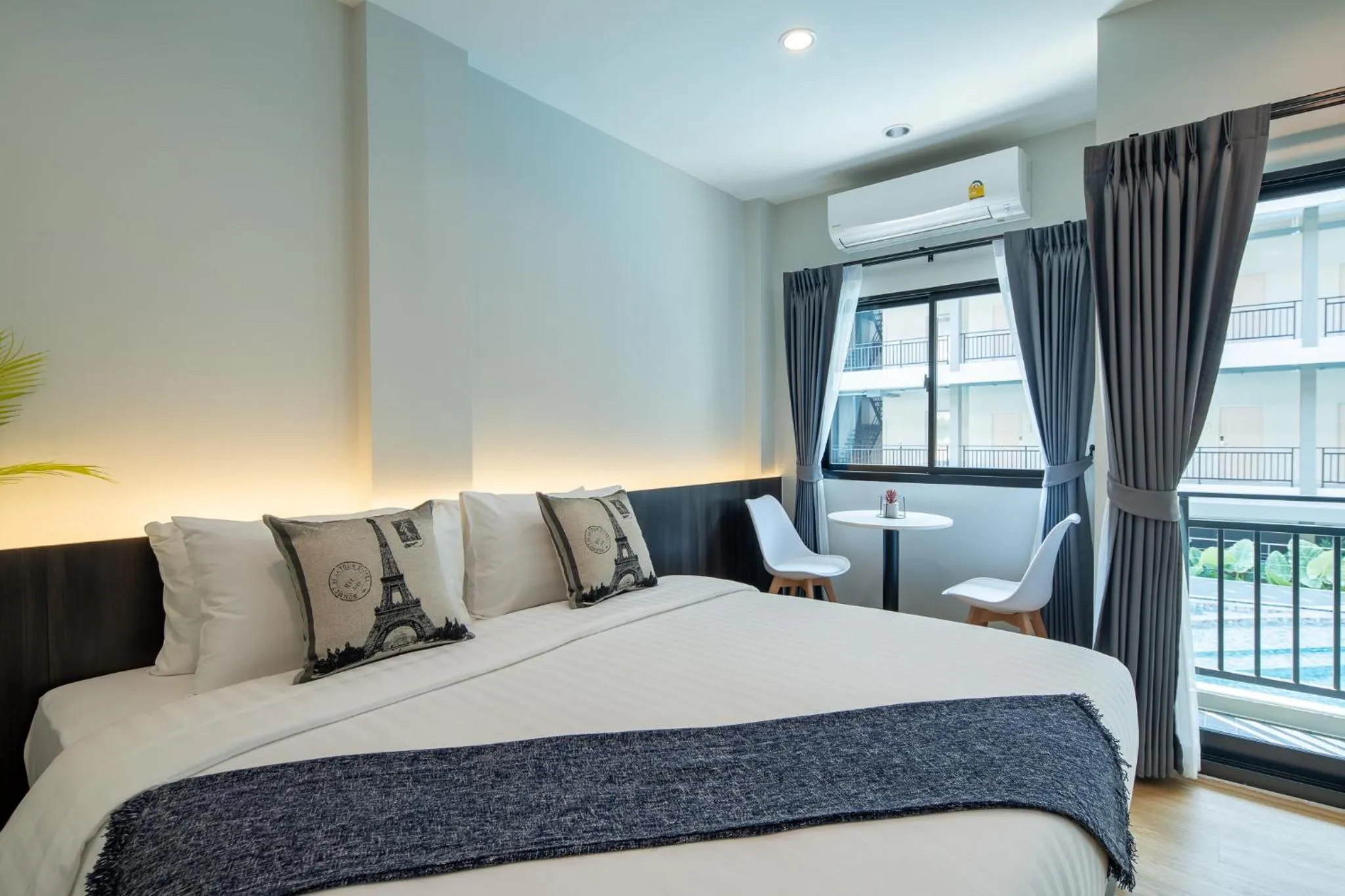 King Room with Pool View in College Haus Rangnam