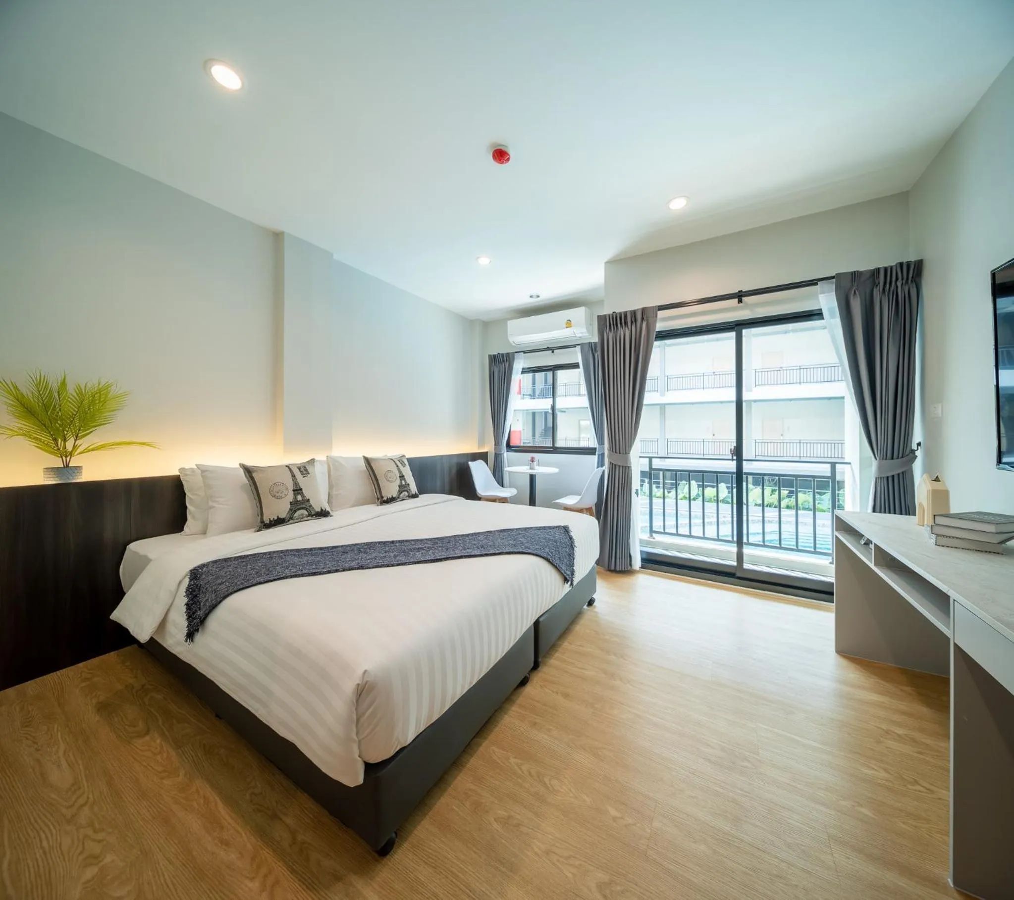 King Room with Pool View in College Haus Rangnam