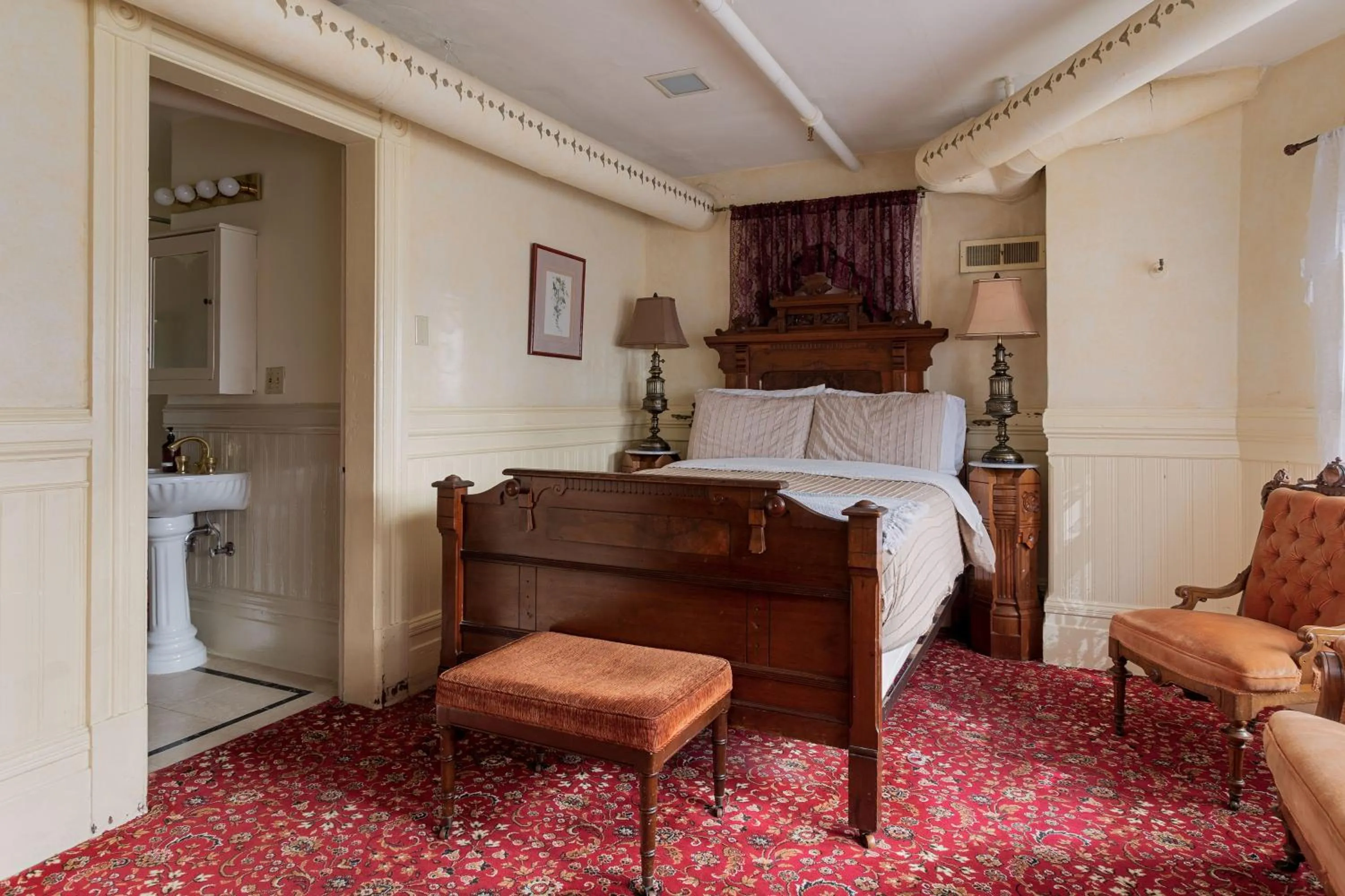 Economy Quadruple Room with Shared Bathroom in Chateau Tivoli Bed and Breakfast