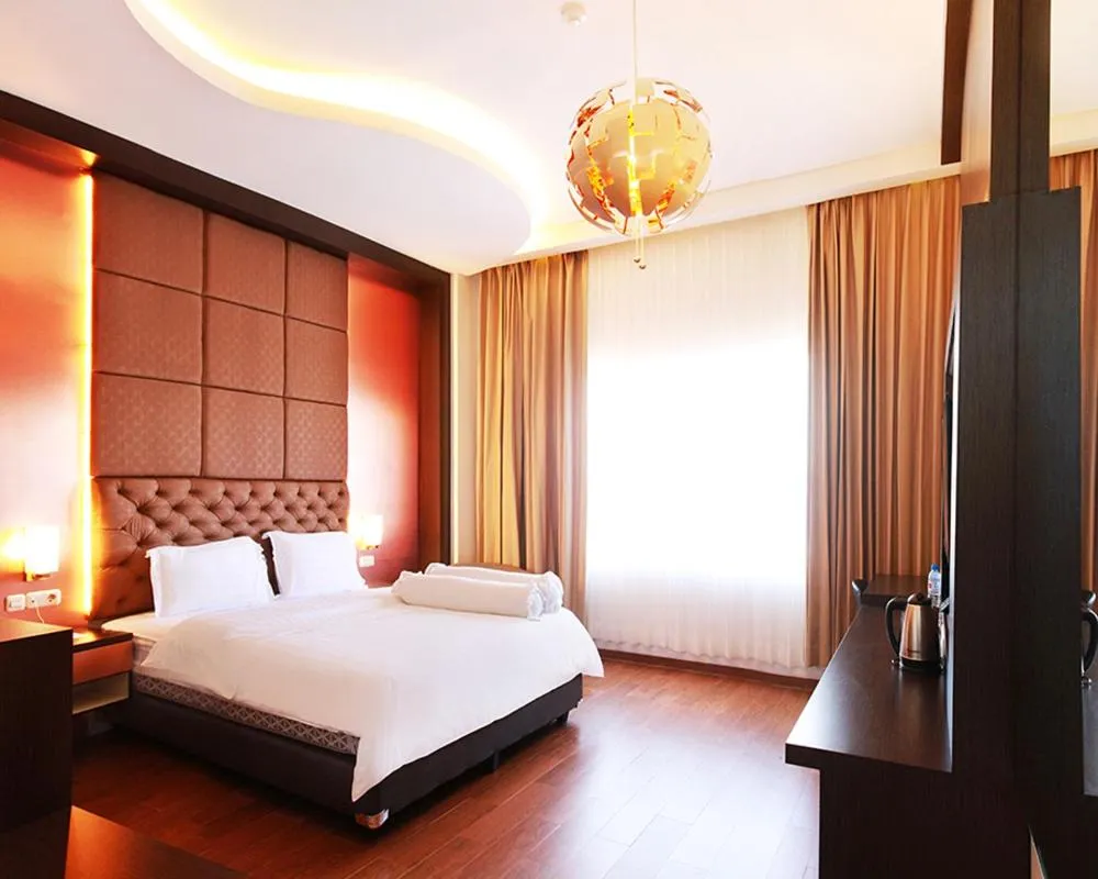 Large Double Room in Emerald Hotel