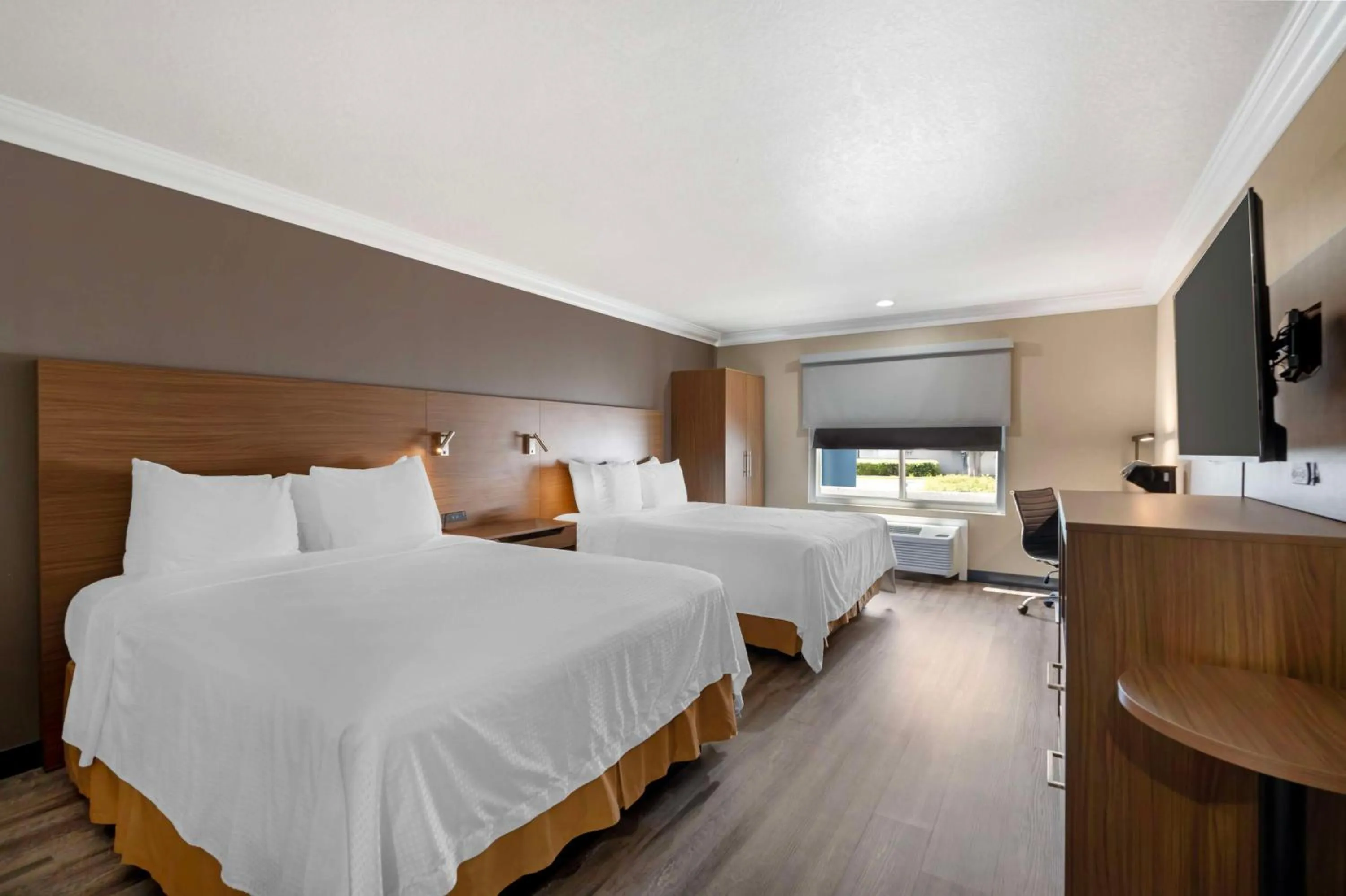 Queen Room with Two Queen Beds and Roll-In Shower - Mobility Access/Non-Smoking in Best Western Plus Newport Mesa Inn