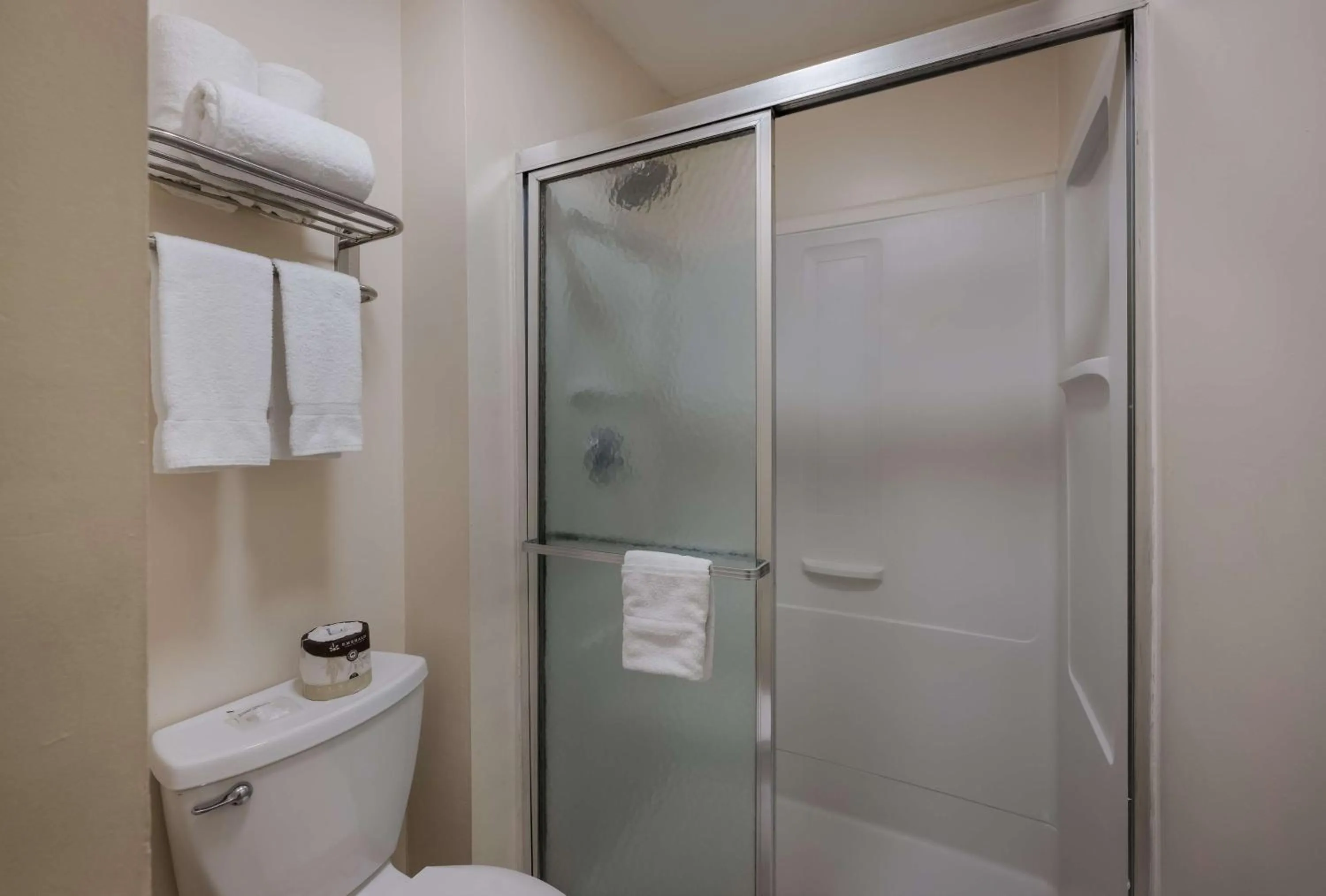 Queen Room with Kitchenette in SureStay Plus by Best Western Woodbury Inn