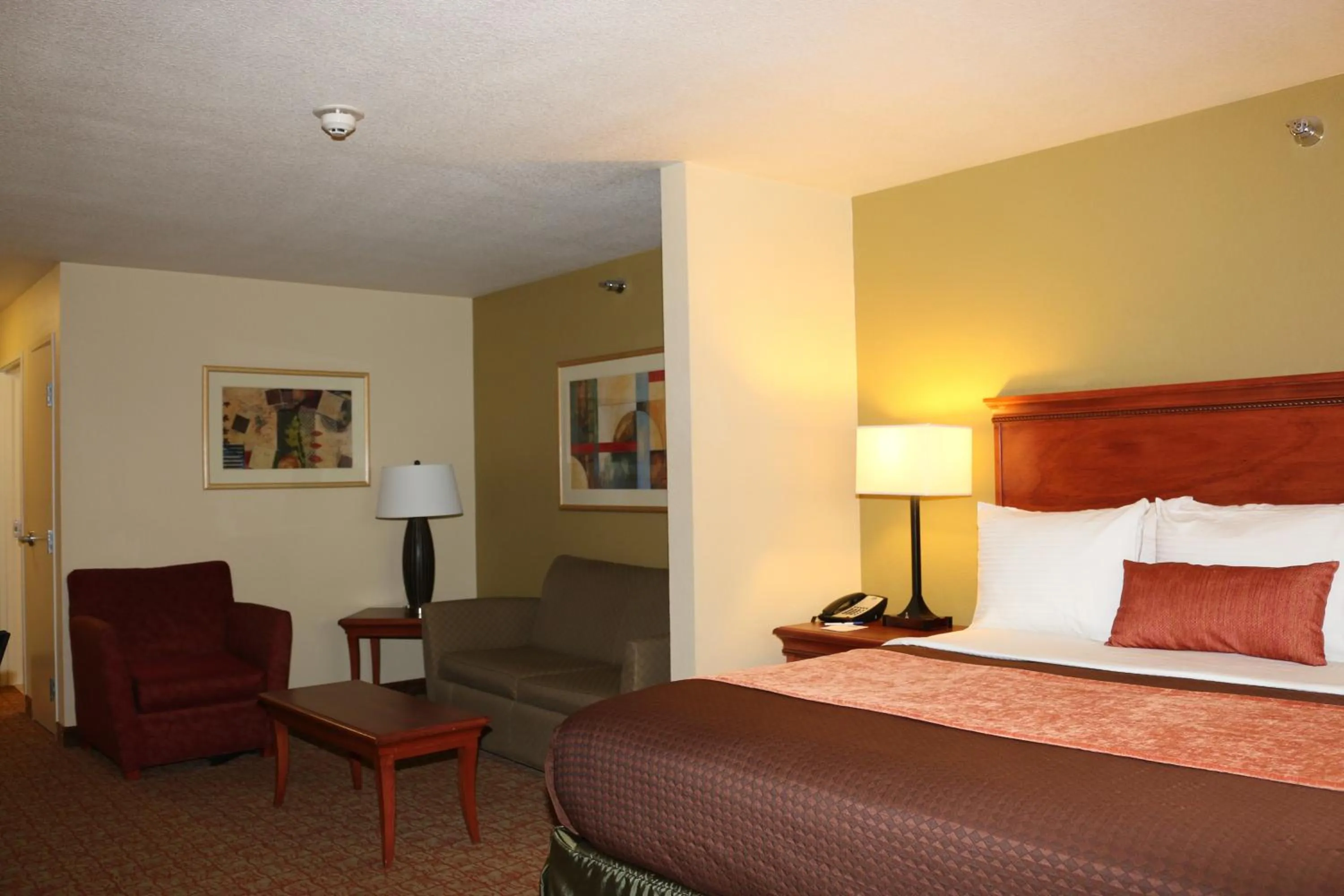 King Suite - Non-Smoking in Heritage Hotel and Suites