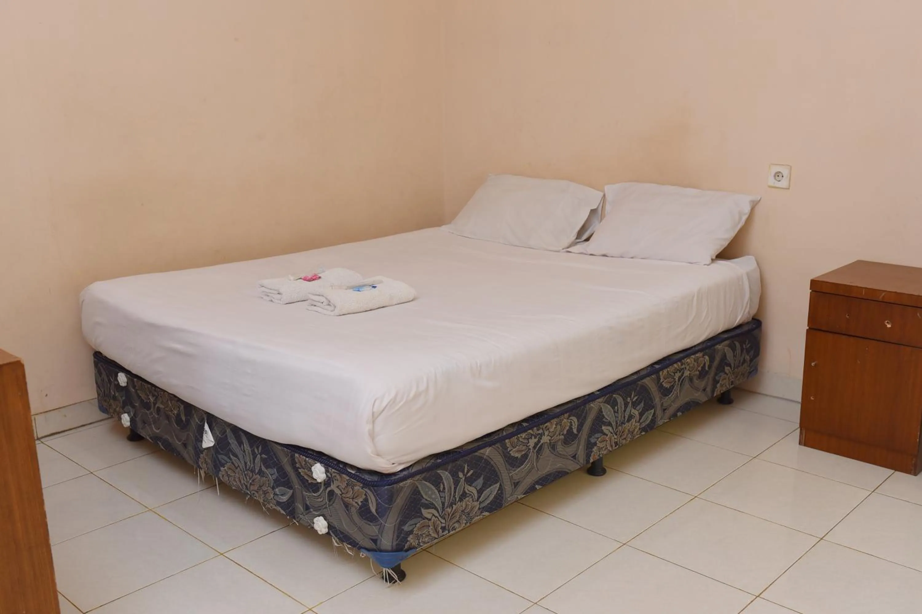 Standard Double Room in Al-Ghani Syariah Mitra RedDoorz
