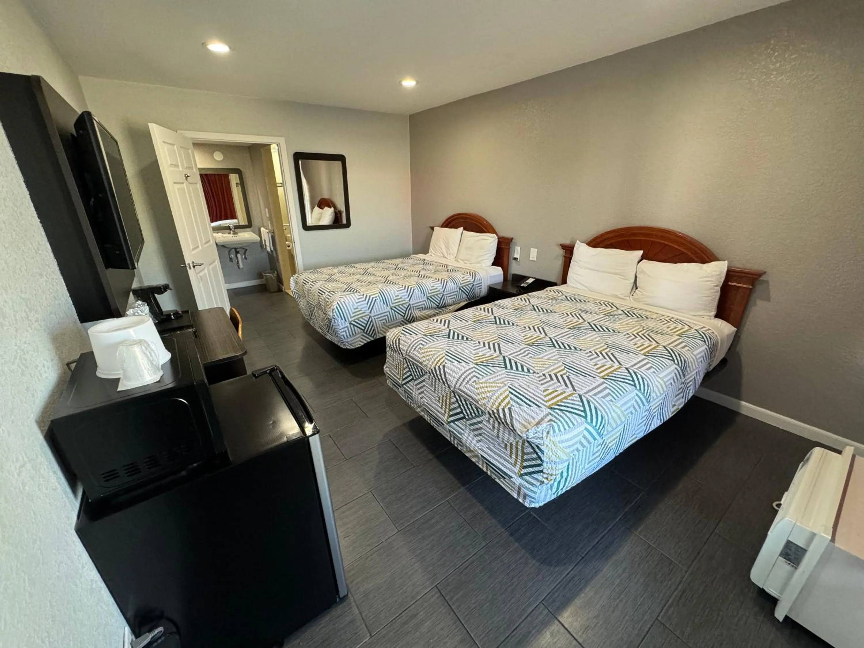 Quadruple Room - Disability Access - Roll in Shower in Motel 6 Englewood, FL