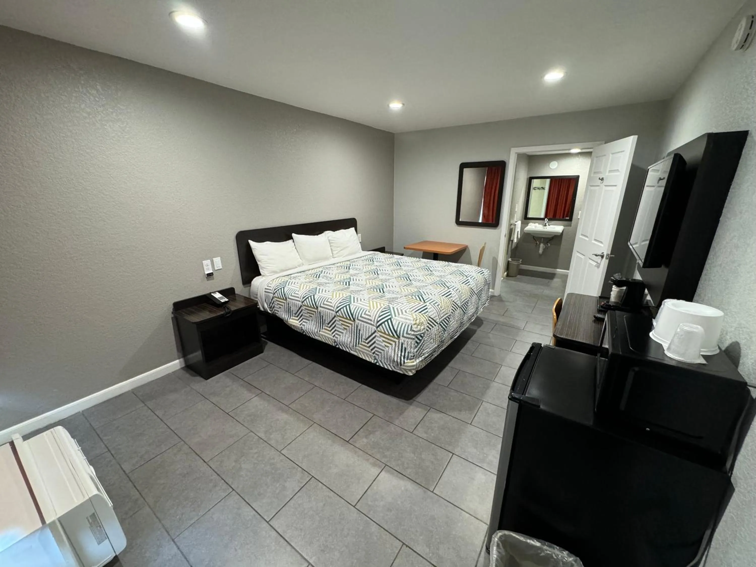 King Room with Roll-in Shower - Disability Access - Non-Smoking in Motel 6 Englewood, FL