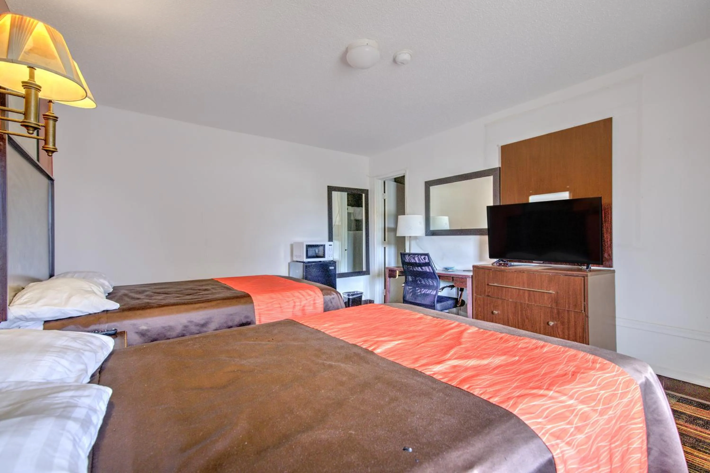 2 Full Bed Smoking in OYO Palm Leaf Motel