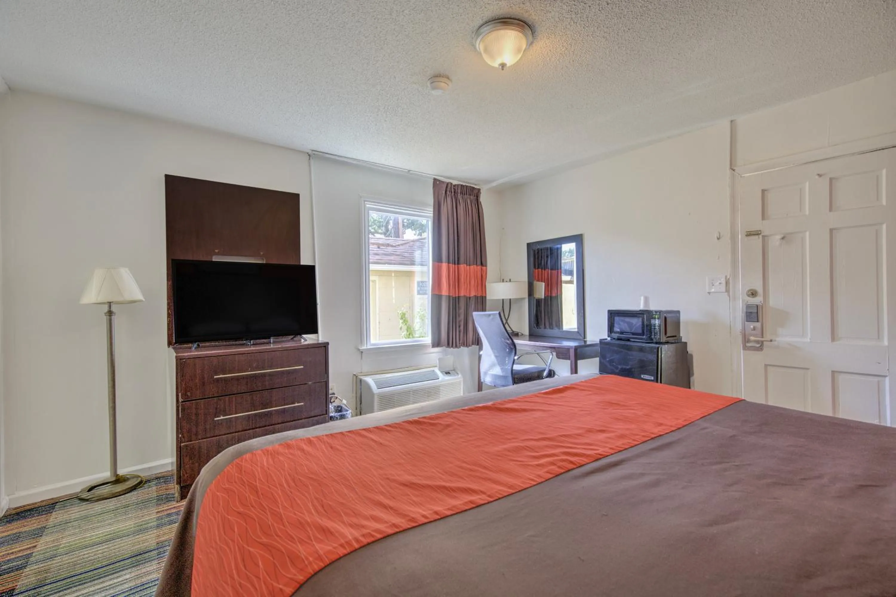 King Bed Smoking in OYO Palm Leaf Motel