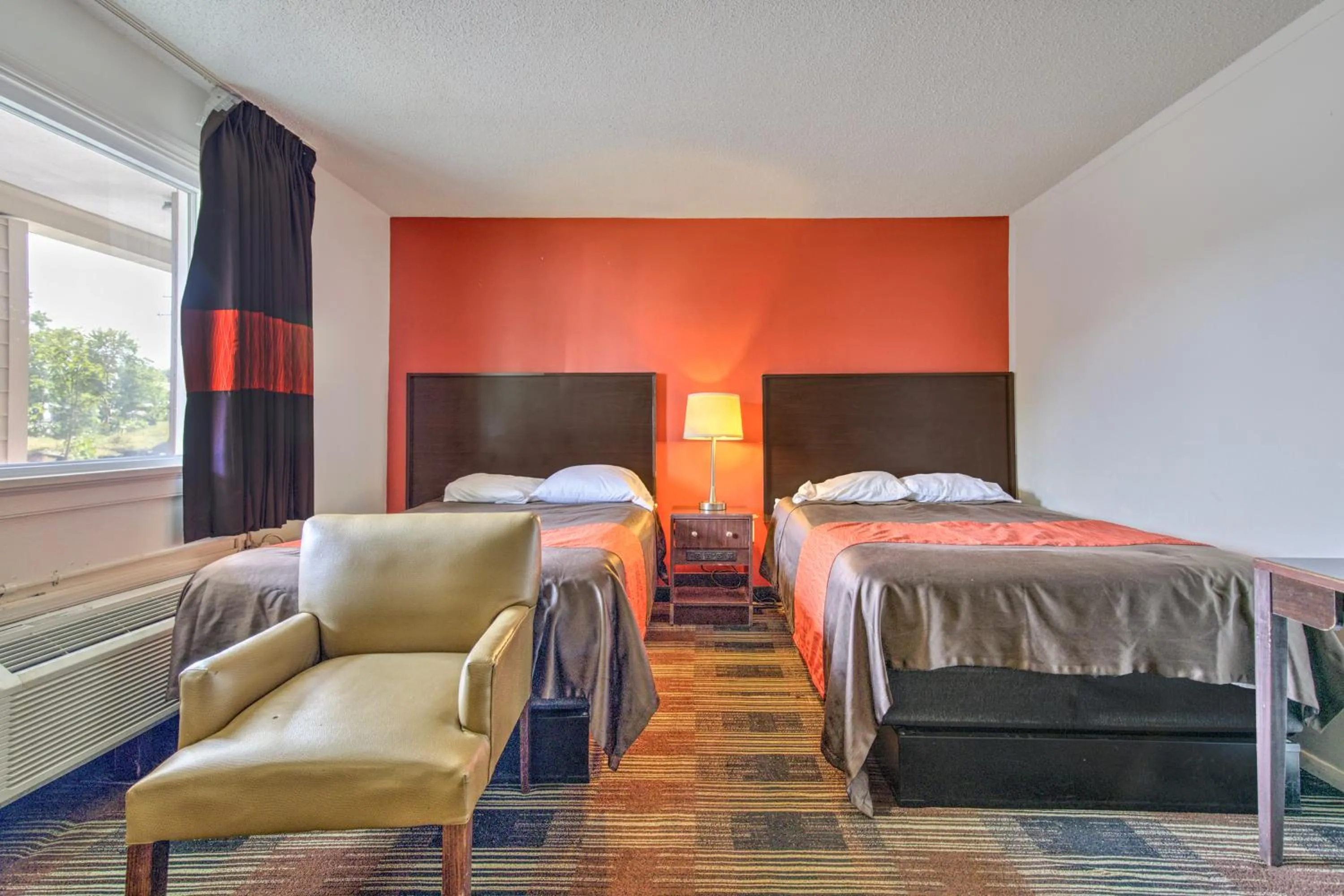 1 King Bed & 2 Full Bed in OYO Palm Leaf Motel