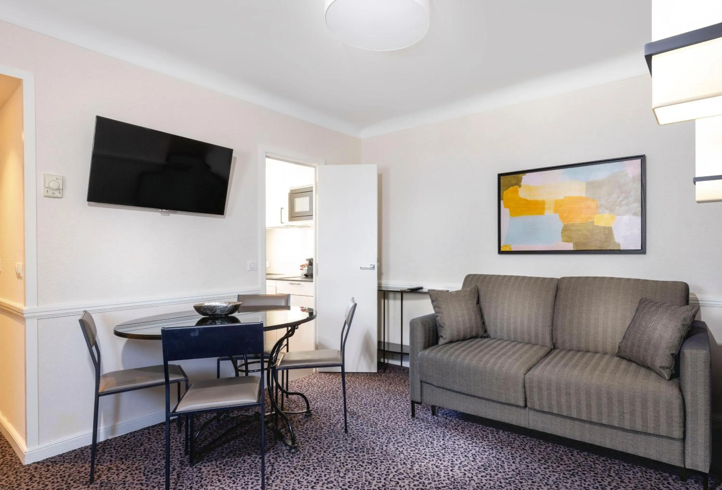 Two-Bedroom Apartment in Elysées Union