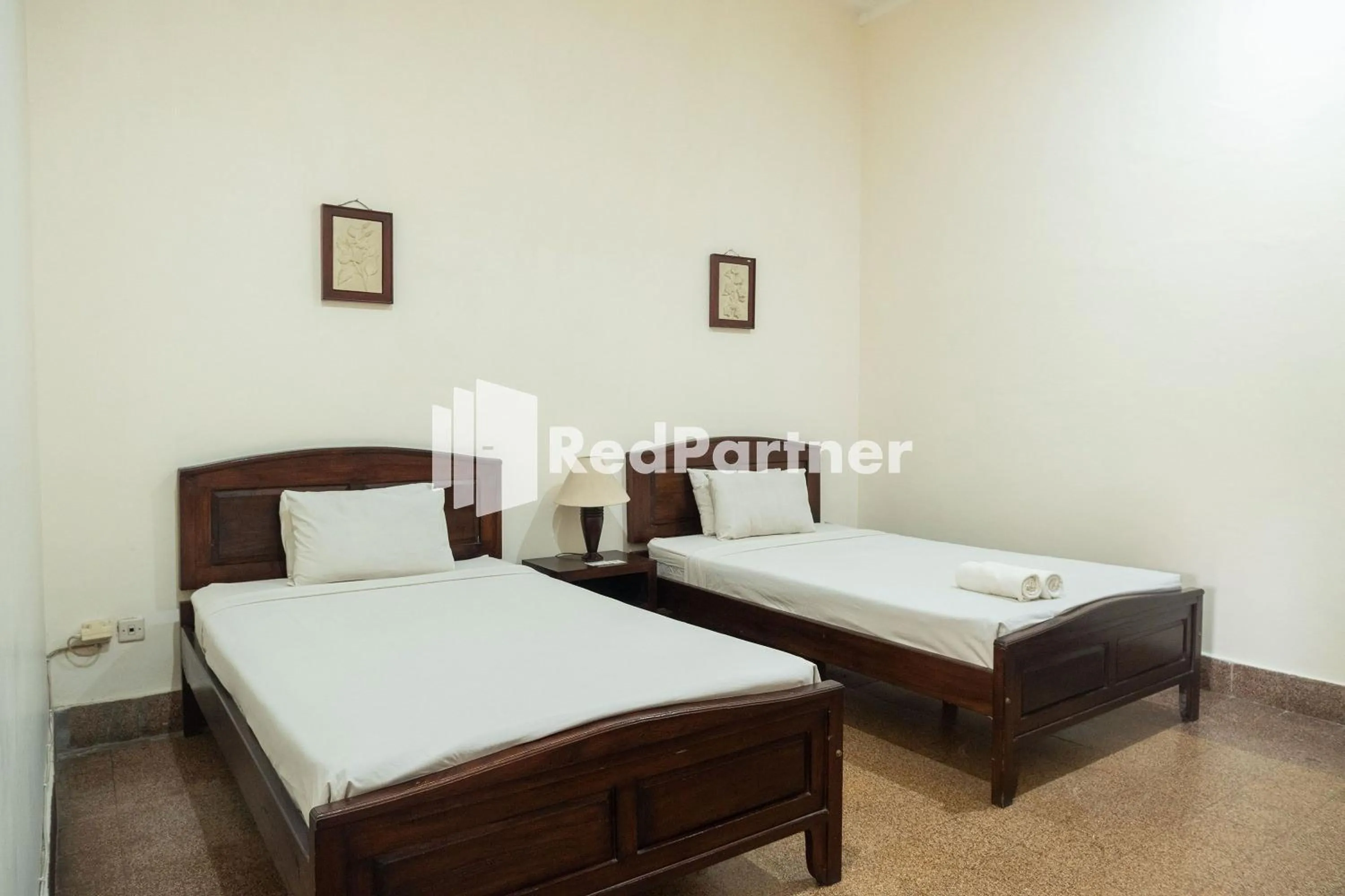 Standard Twin Room in Monginsidi Guest House Syariah Malioboro Yogyakarta Mitra RedDoorz