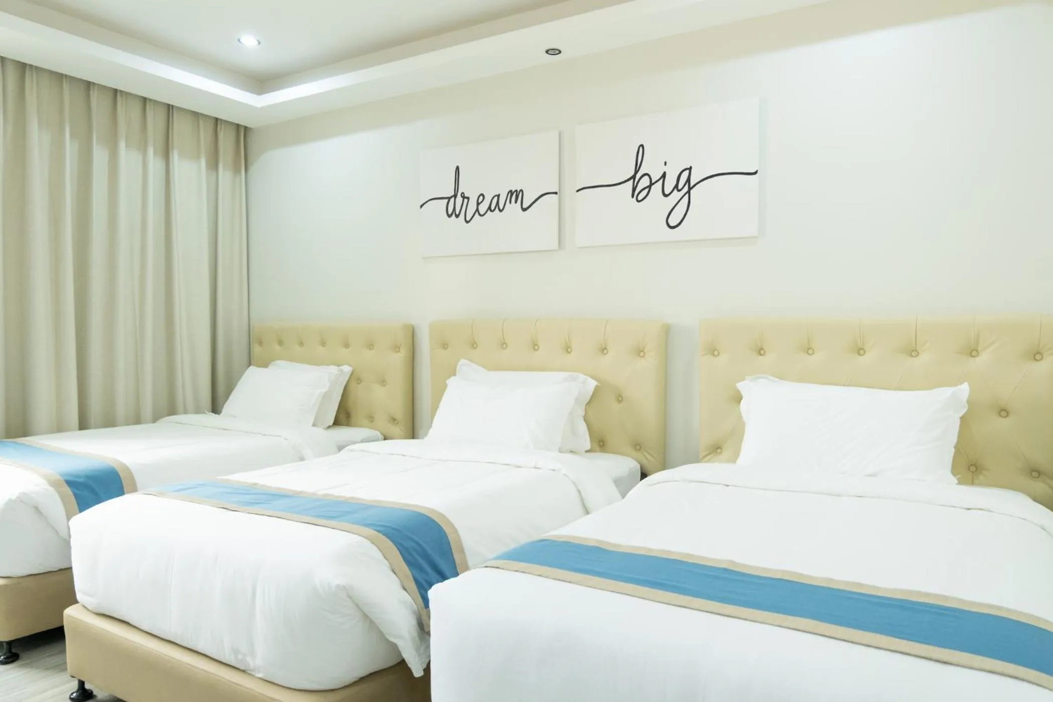 Classic Triple Room in Hampton Suites