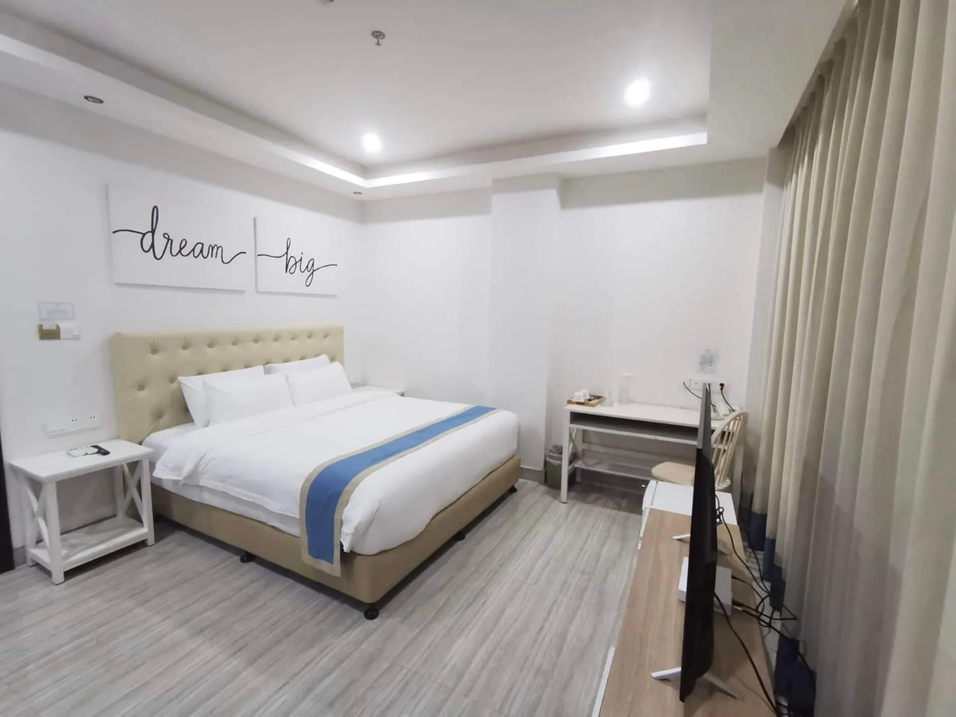 King Room - single occupancy in Hampton Suites