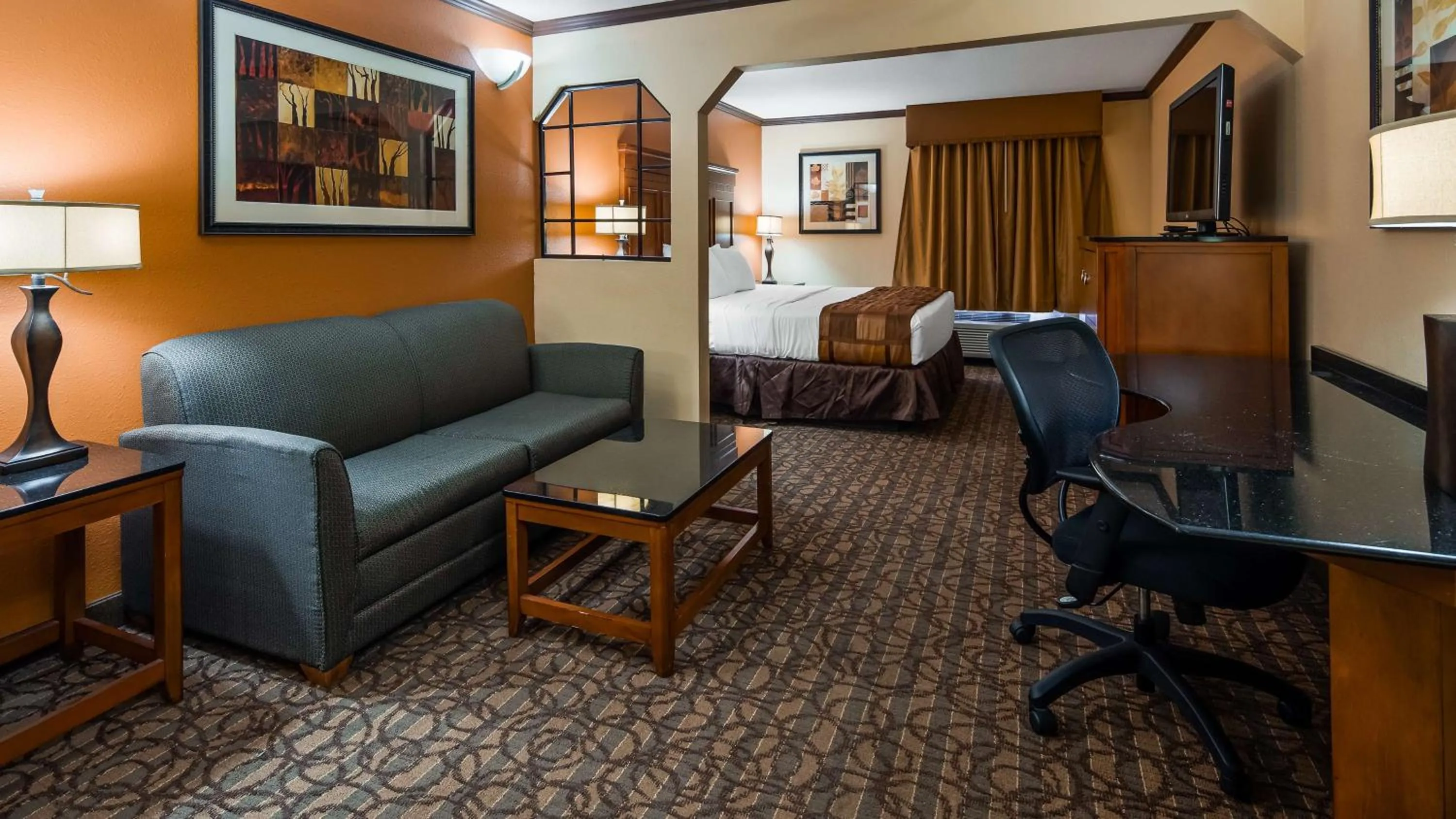 King Suite in Best Western Plus Midwest Inn & Suites