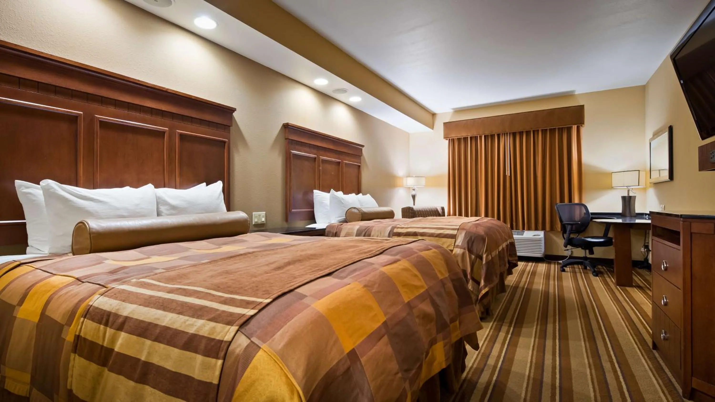 Queen Suite with Sofa Bed in Best Western Plus KC Speedway Inn & Suites