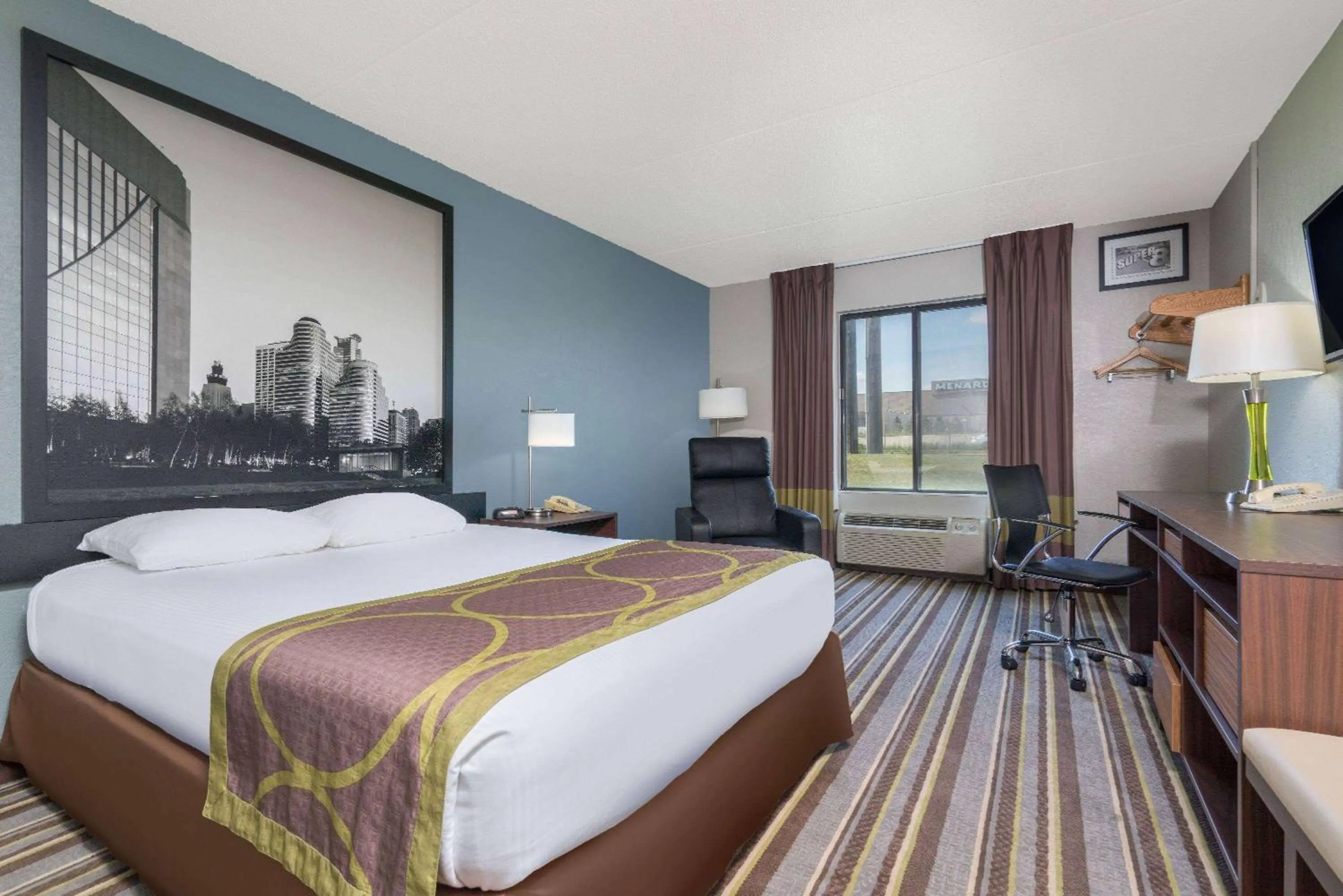 Queen Room - Disability Access/Non-Smoking in Super 8 by Wyndham Bloomington/Airport