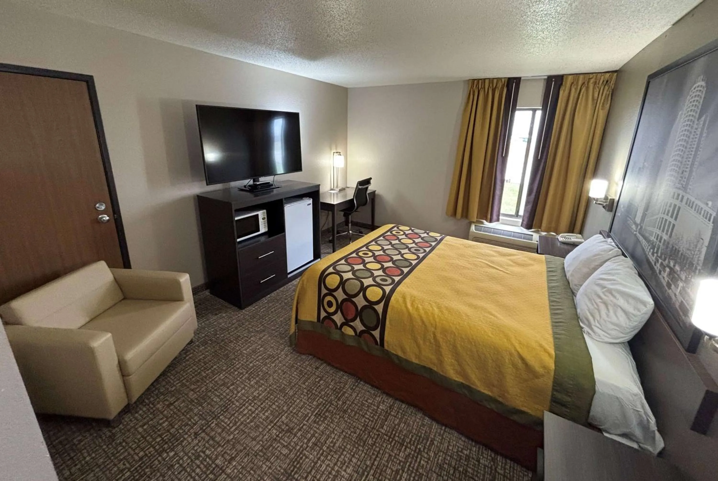 Queen Room with Mobility Access - Non-Smoking in Super 8 by Wyndham Marshall