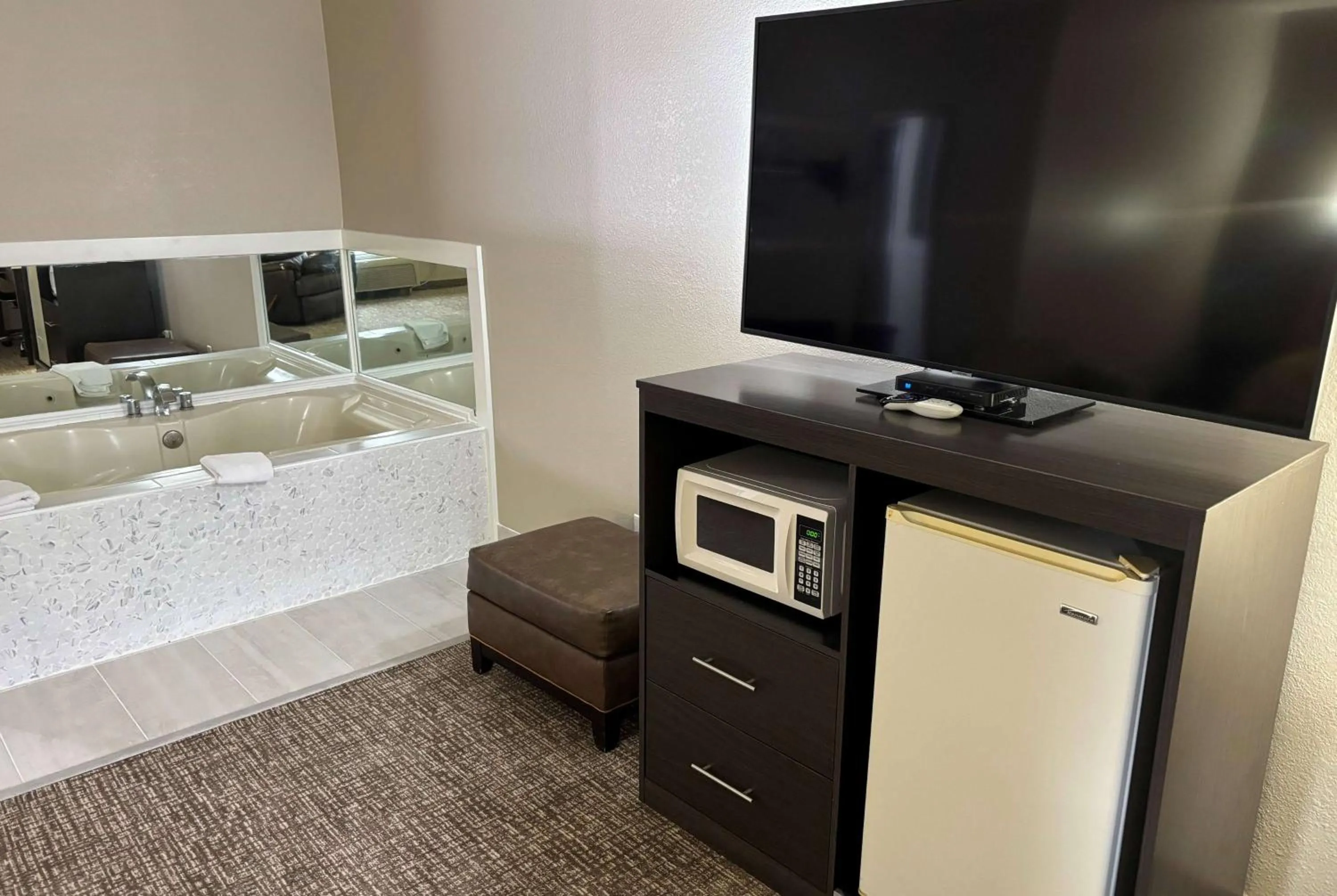 Studio King Suite - Smoking in Super 8 by Wyndham Marshall