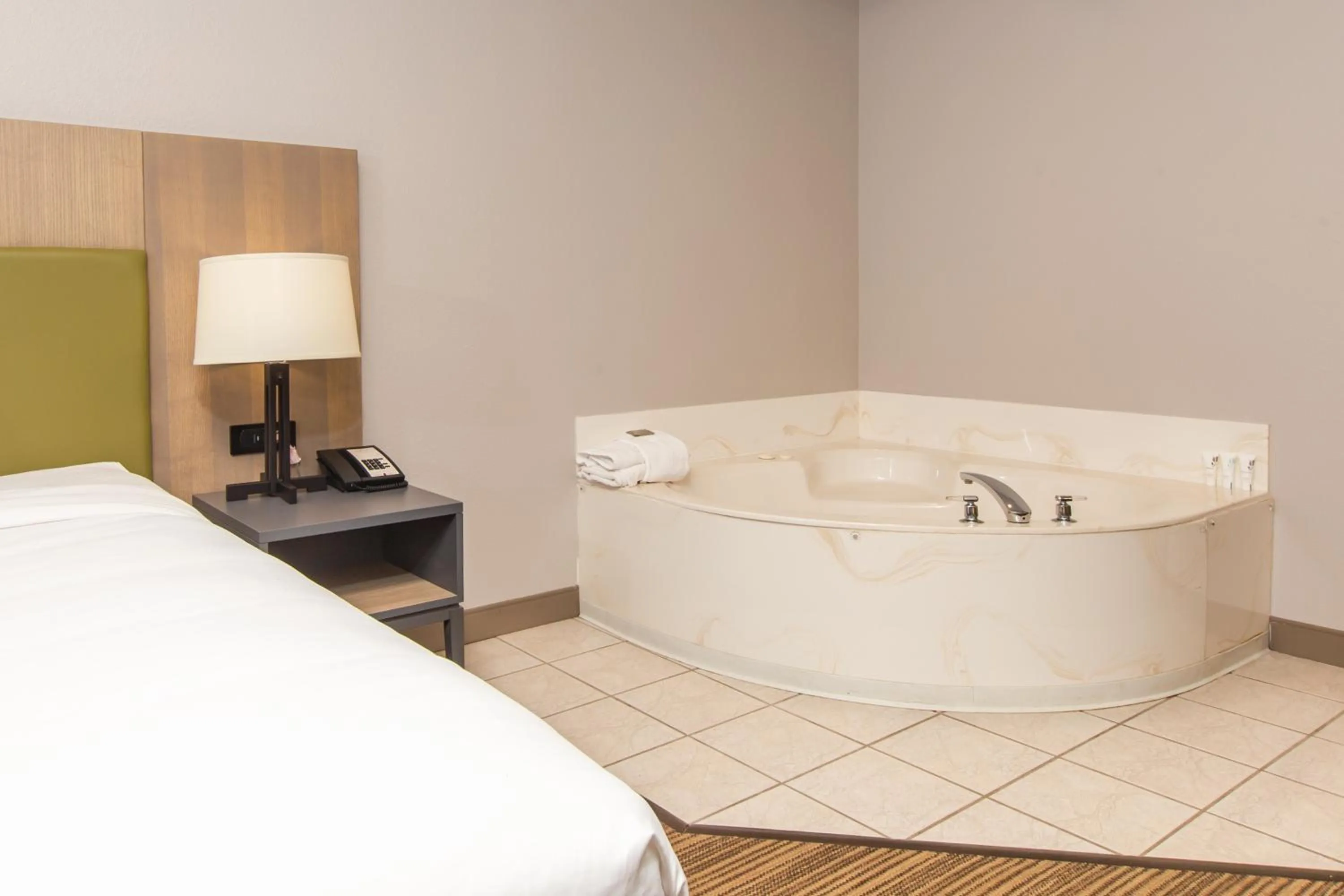 King Suite with Whirlpool - Non-Smoking in Country Inn & Suites by Radisson, Rapid City, SD