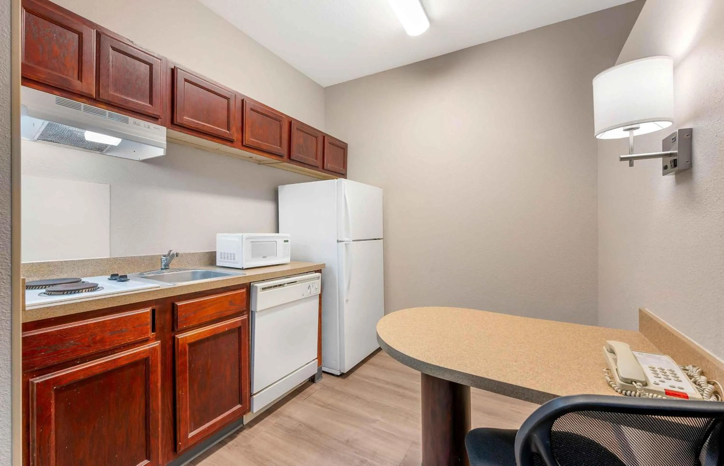 Queen studio with 1 Queen Bed - Disability Access/Non-Smoking in Extended Stay America Suites - Indianapolis - Airport - W Southern Ave