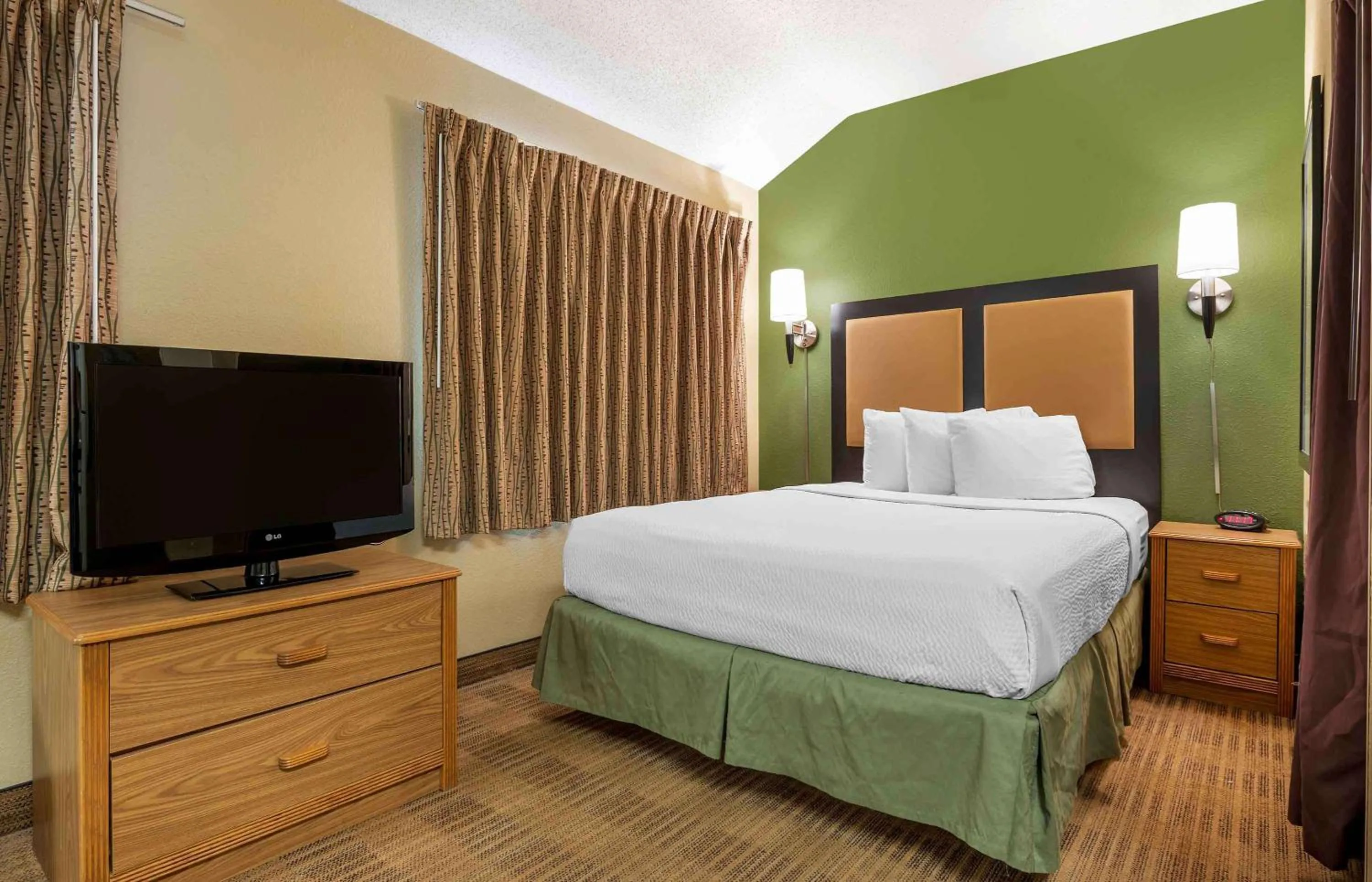 Deluxe Studio with 1 Queen Bed - Non-Smoking in Extended Stay America Suites - Indianapolis - West 86th St