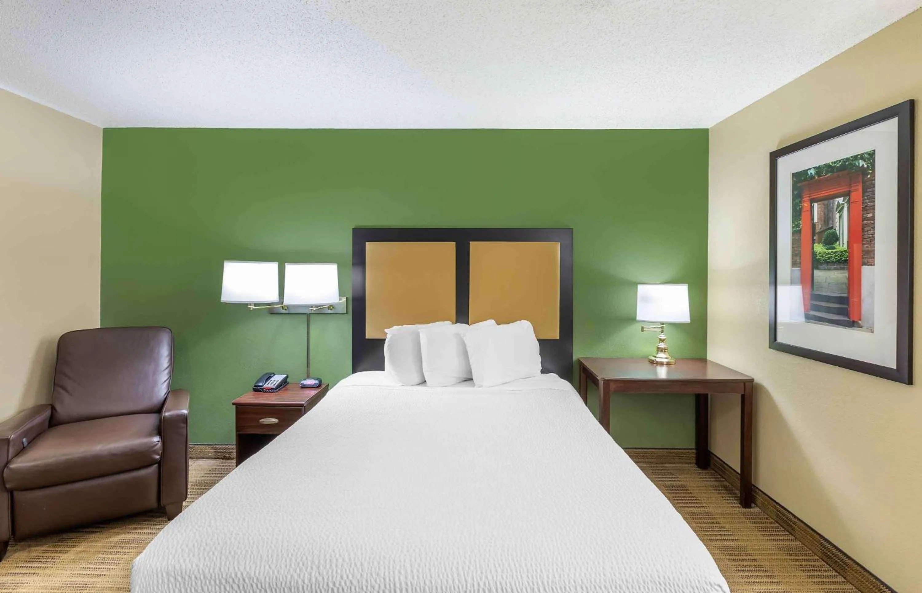Queen studio with 1 Queen Bed - Disability Access/Non-Smoking in Extended Stay America Select Suites - Milwaukee - Wauwatosa