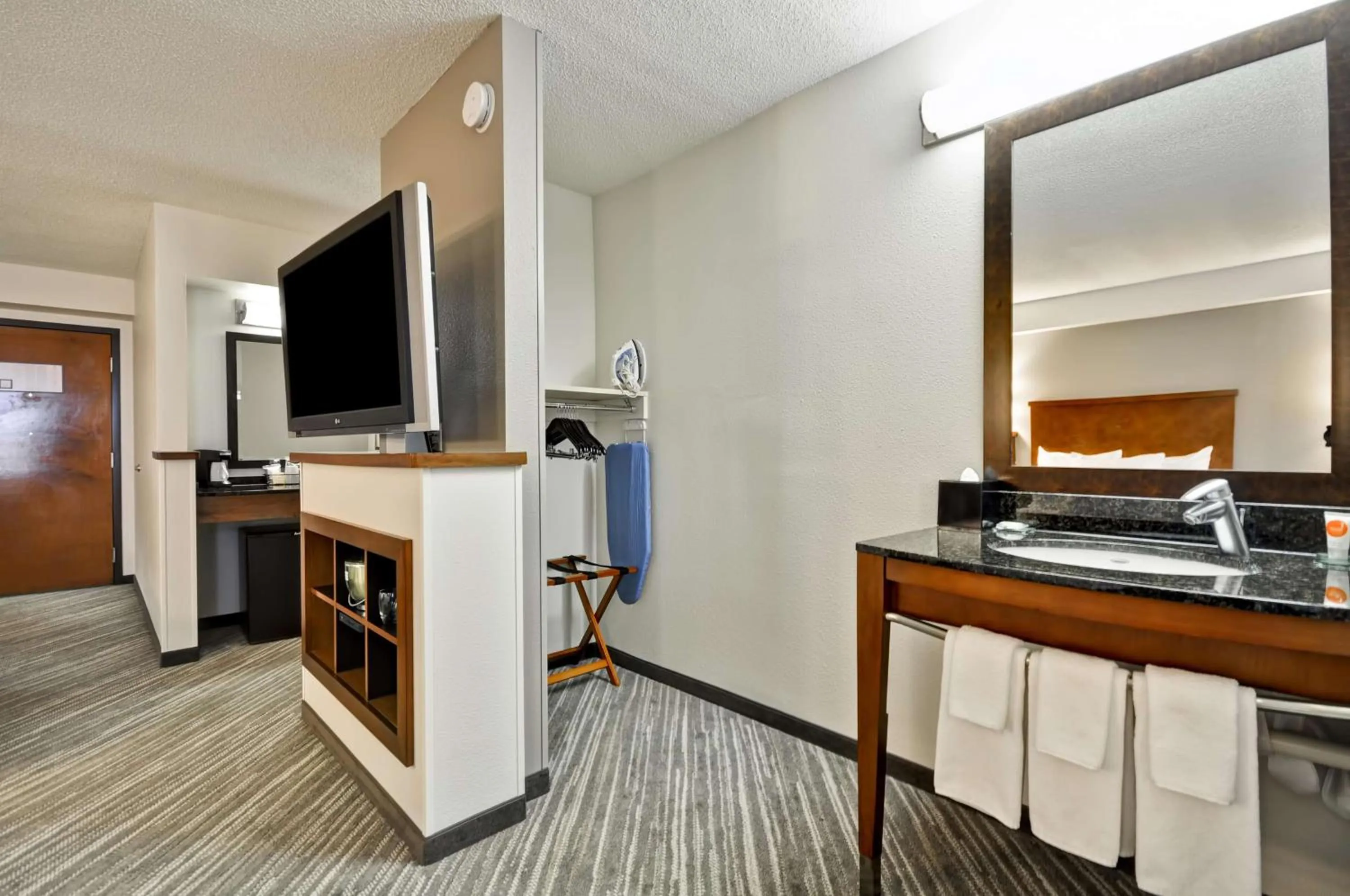 King Room with Roll-In Shower - Disability Access in Hyatt Place Minneapolis Airport South