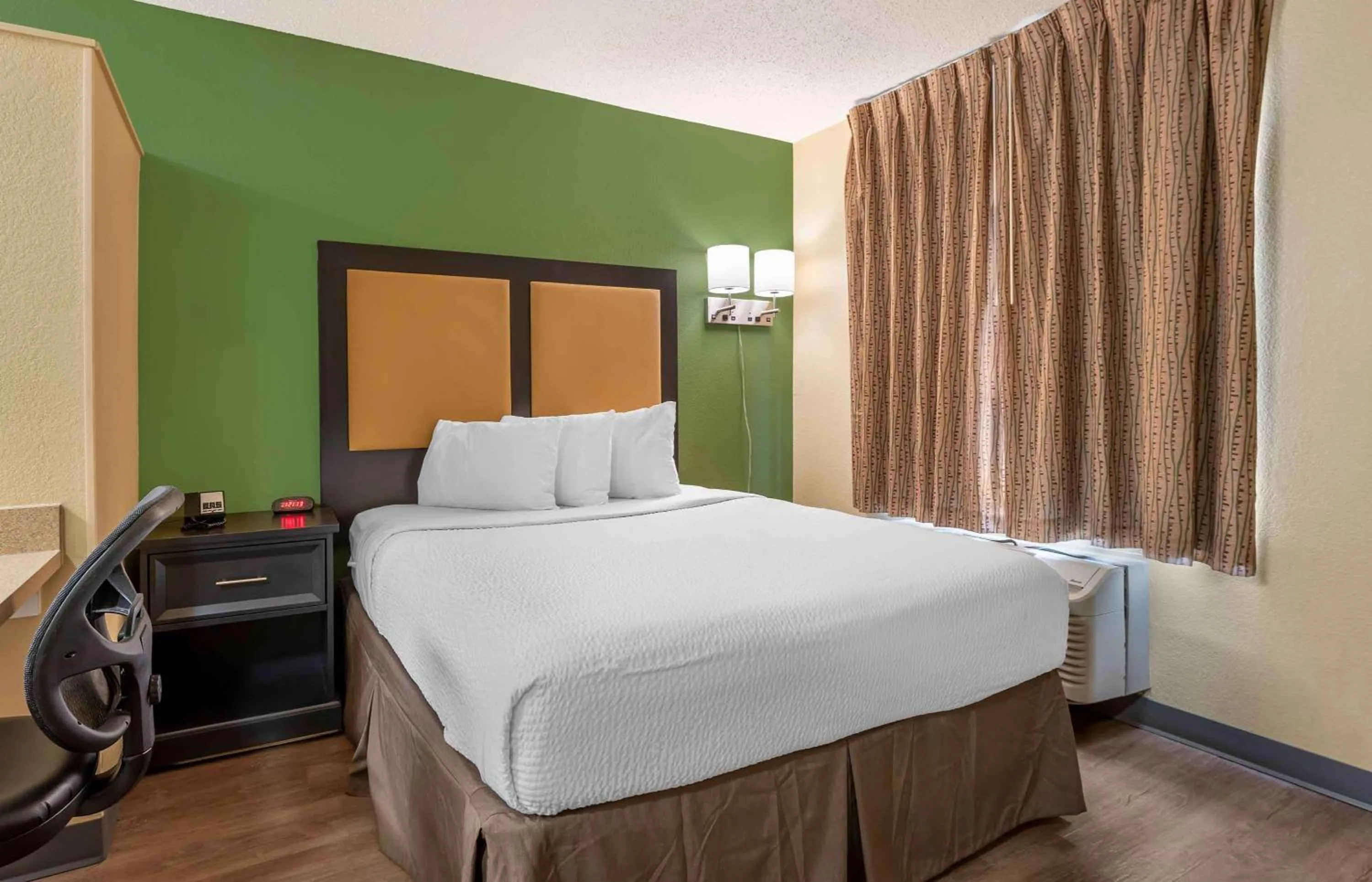 Deluxe Studio with one queen bed - Non-Smoking in Extended Stay America Suites - Chicago - Buffalo Grove - Deerfield