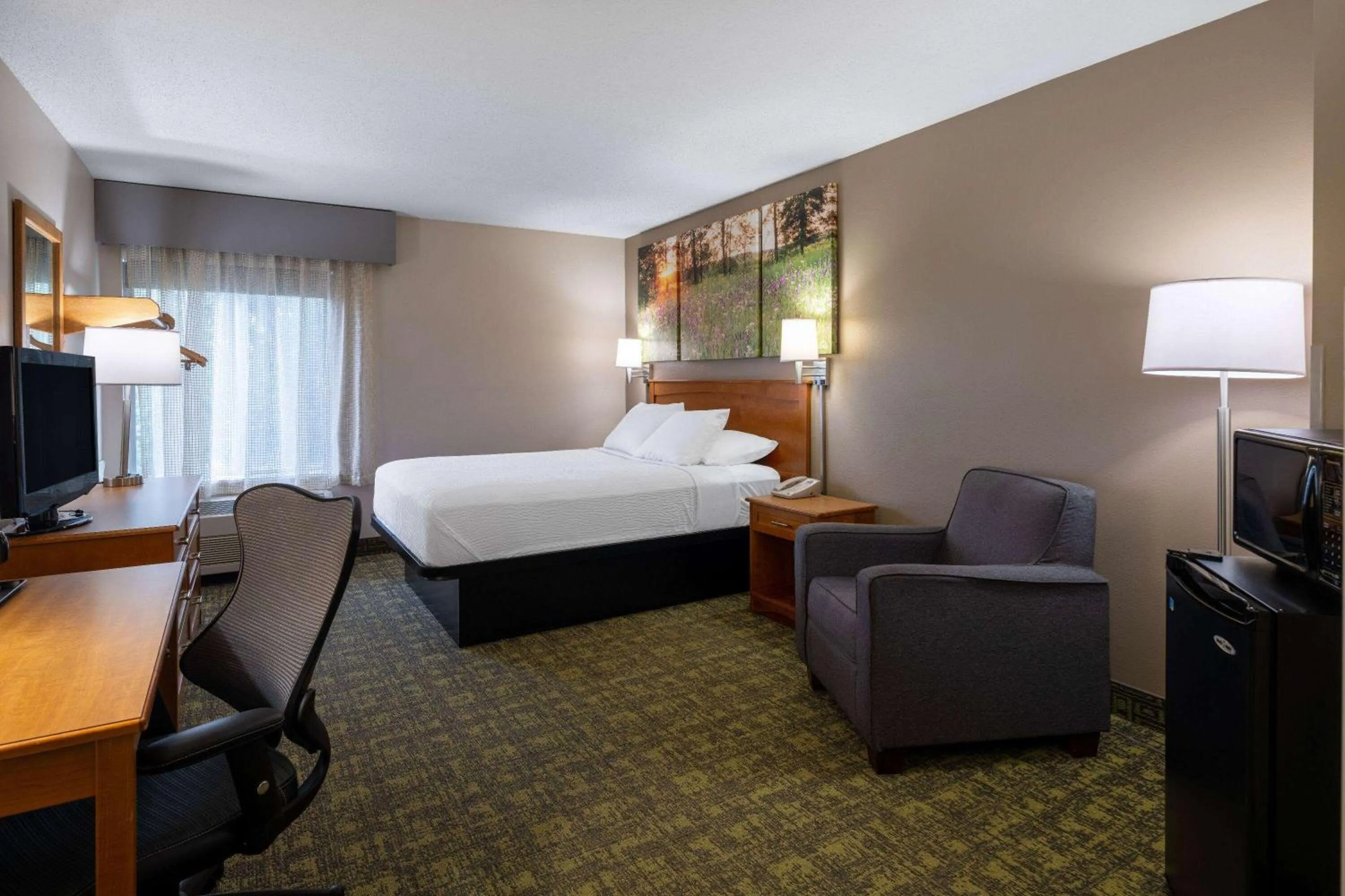 Queen Room - Non-Smoking in Days Inn & Suites by Wyndham Madison