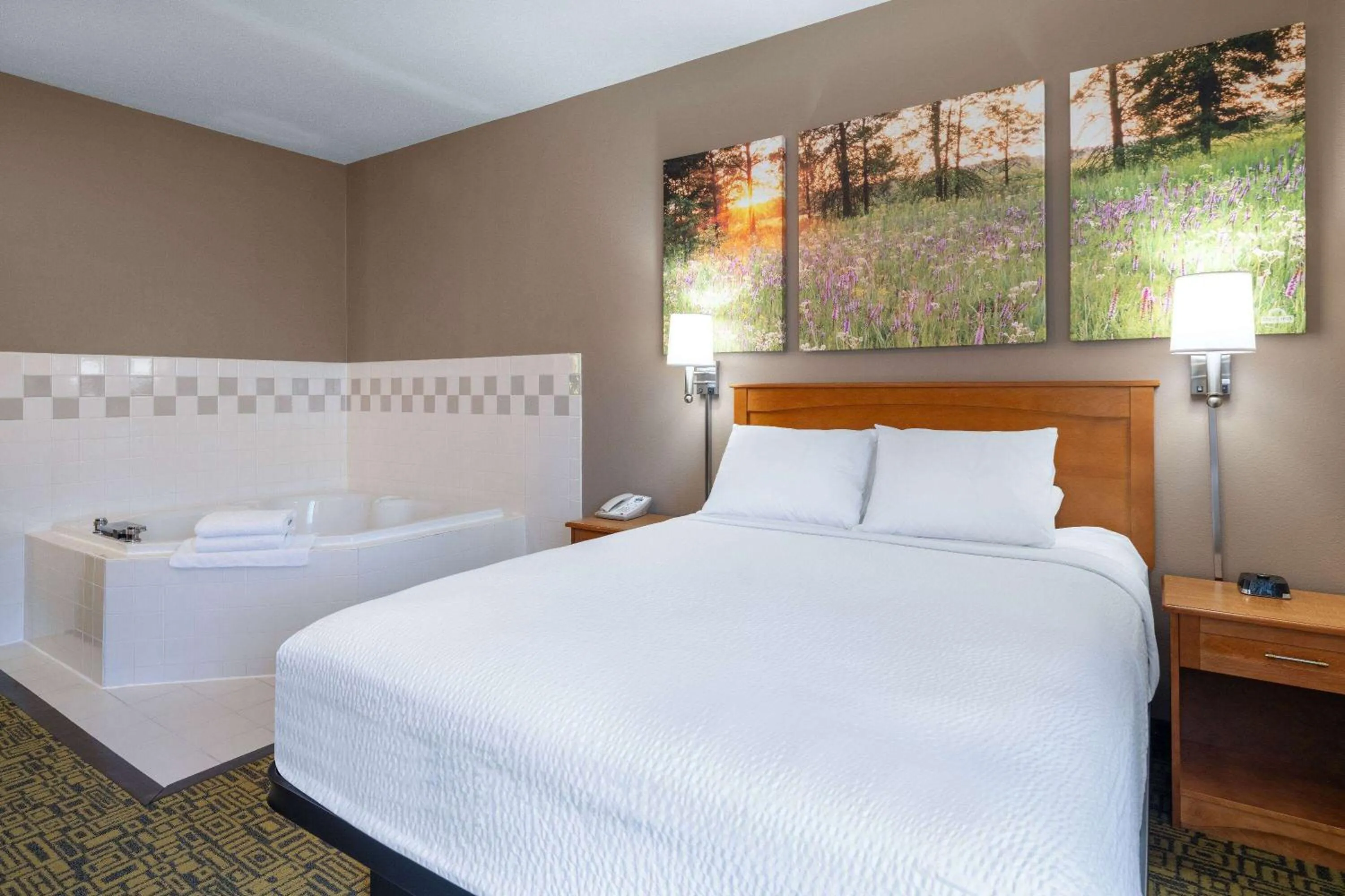 Queen Suite with Spa Bath in Days Inn & Suites by Wyndham Madison