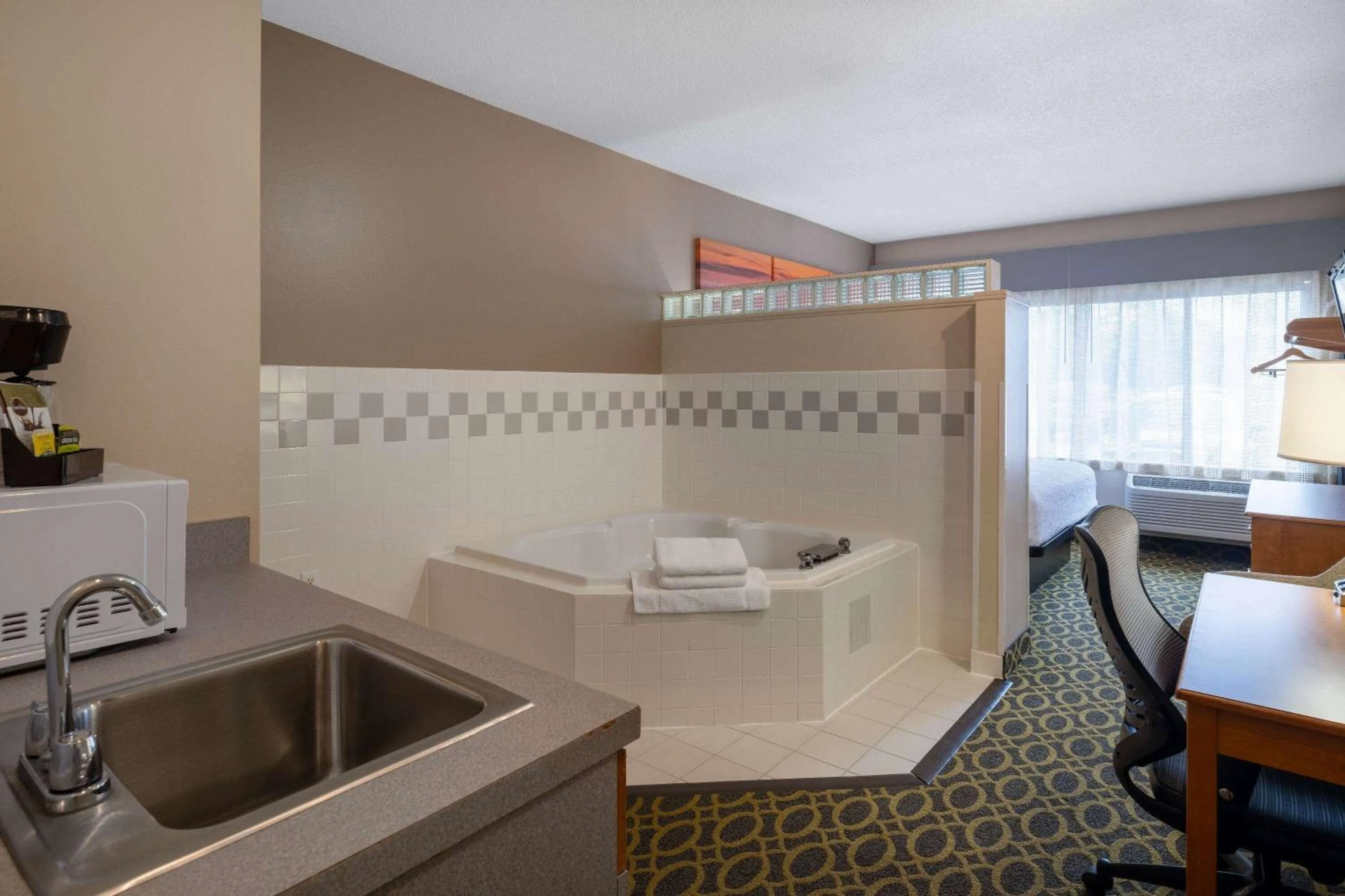 King Suite with Spa Bath in Days Inn & Suites by Wyndham Madison