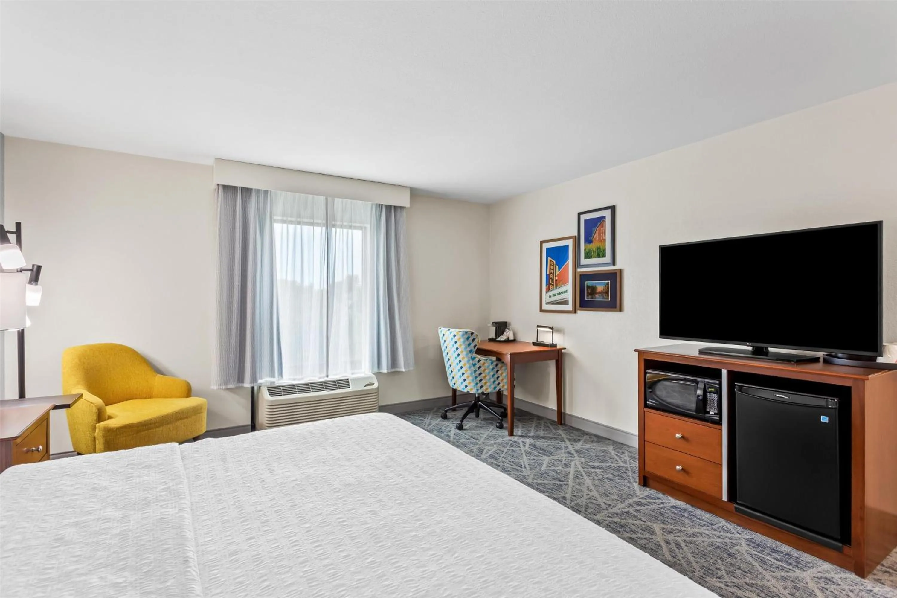 King Room - Mobility Access/Non-Smoking in Hampton Inn Dekalb - Near the University