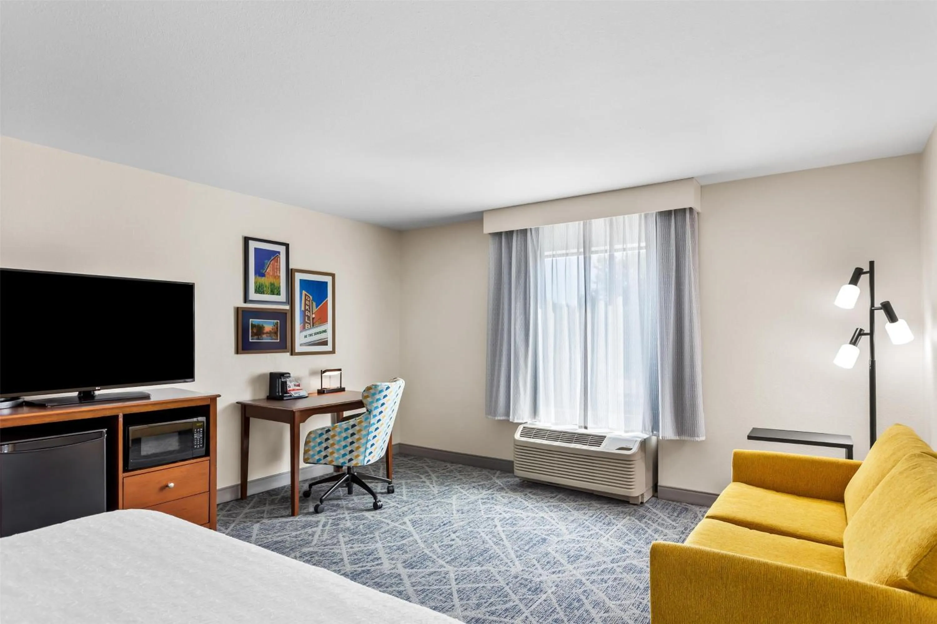 King Room with Sofa Bed - Non-Smoking in Hampton Inn Dekalb - Near the University