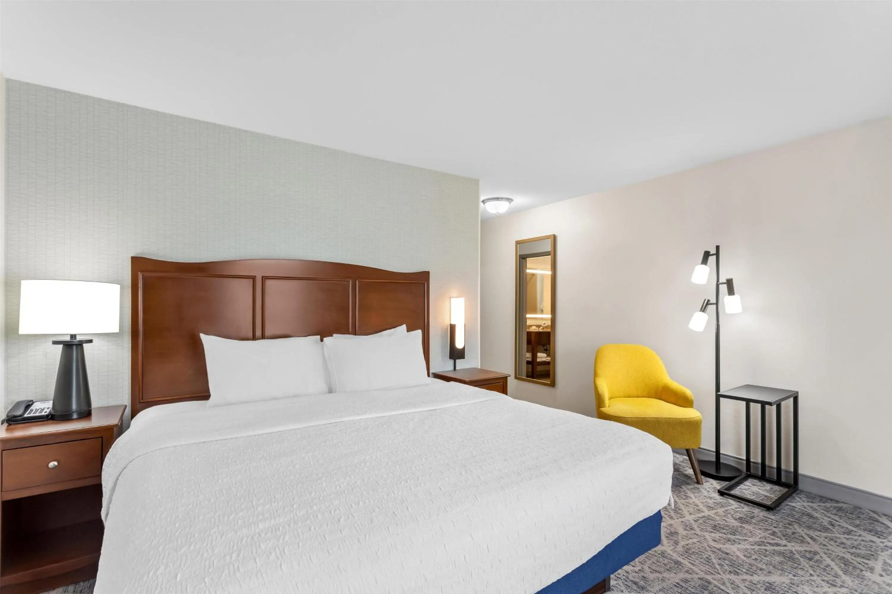 King Room - Non-Smoking in Hampton Inn Dekalb - Near the University