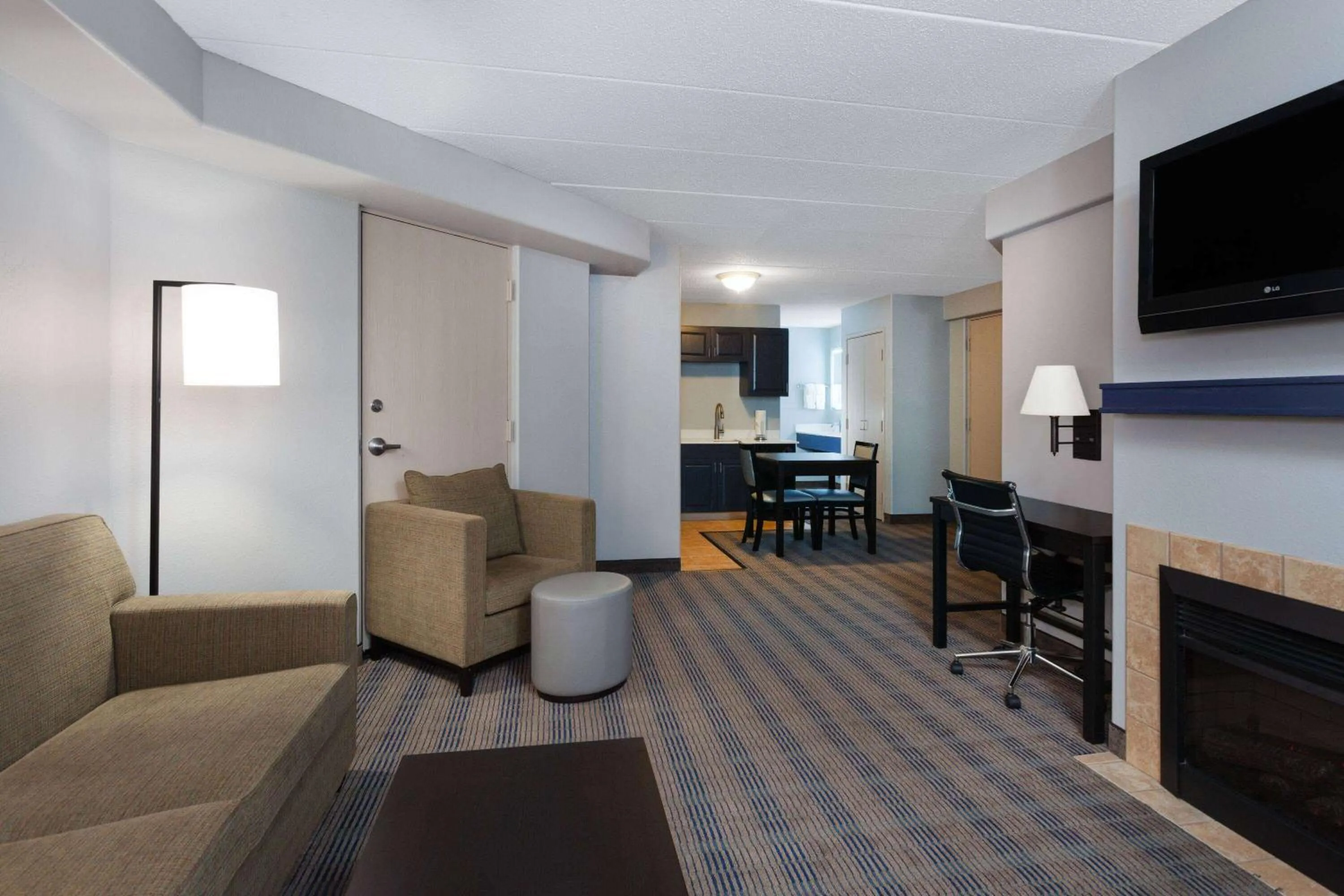 One-Bedroom Efficiency King Suite with Roll-In Shower - Mobility Accessible/Non-Smoking in AmericInn by Wyndham Peoria