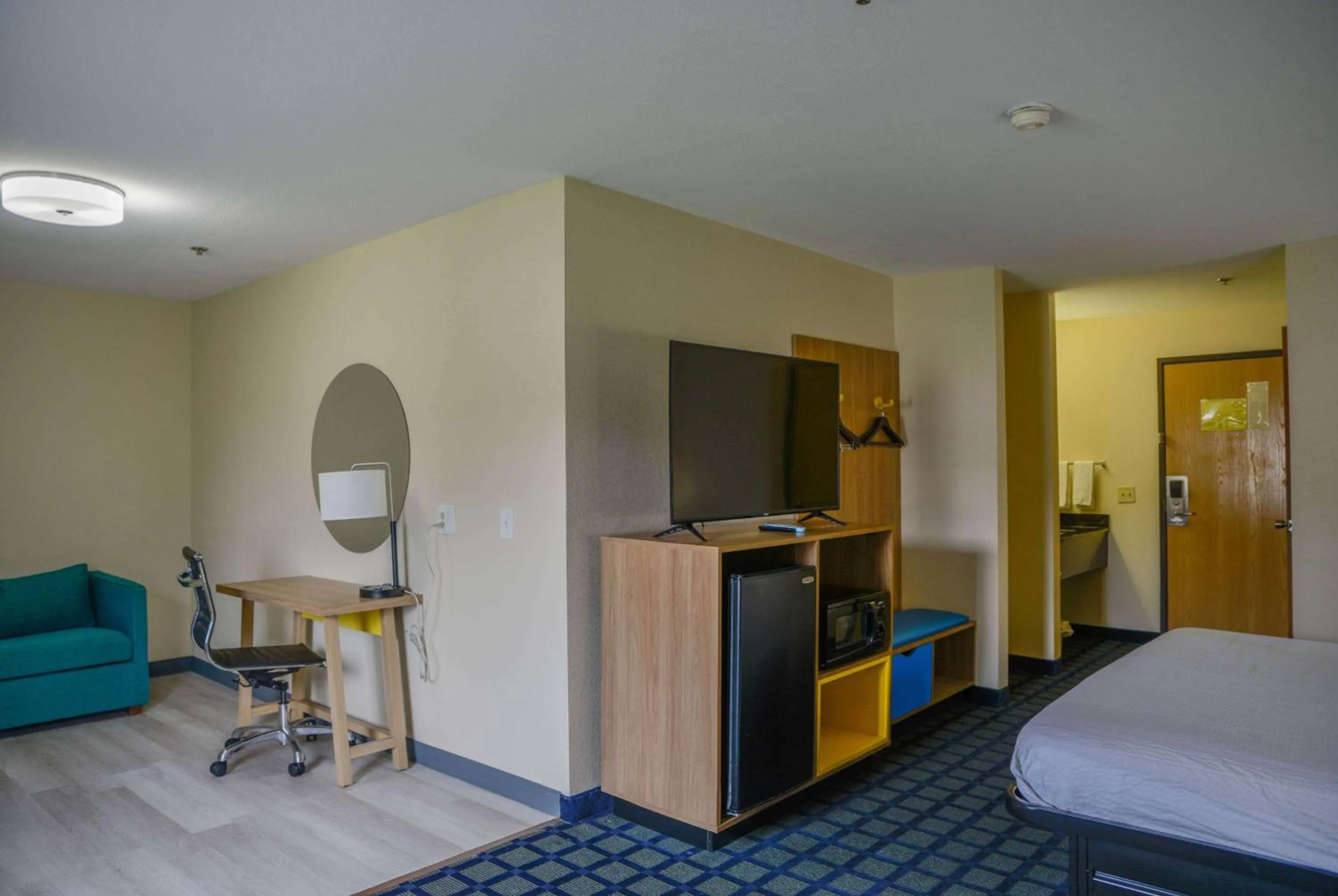 King Suite in Days Inn by Wyndham Mount Vernon