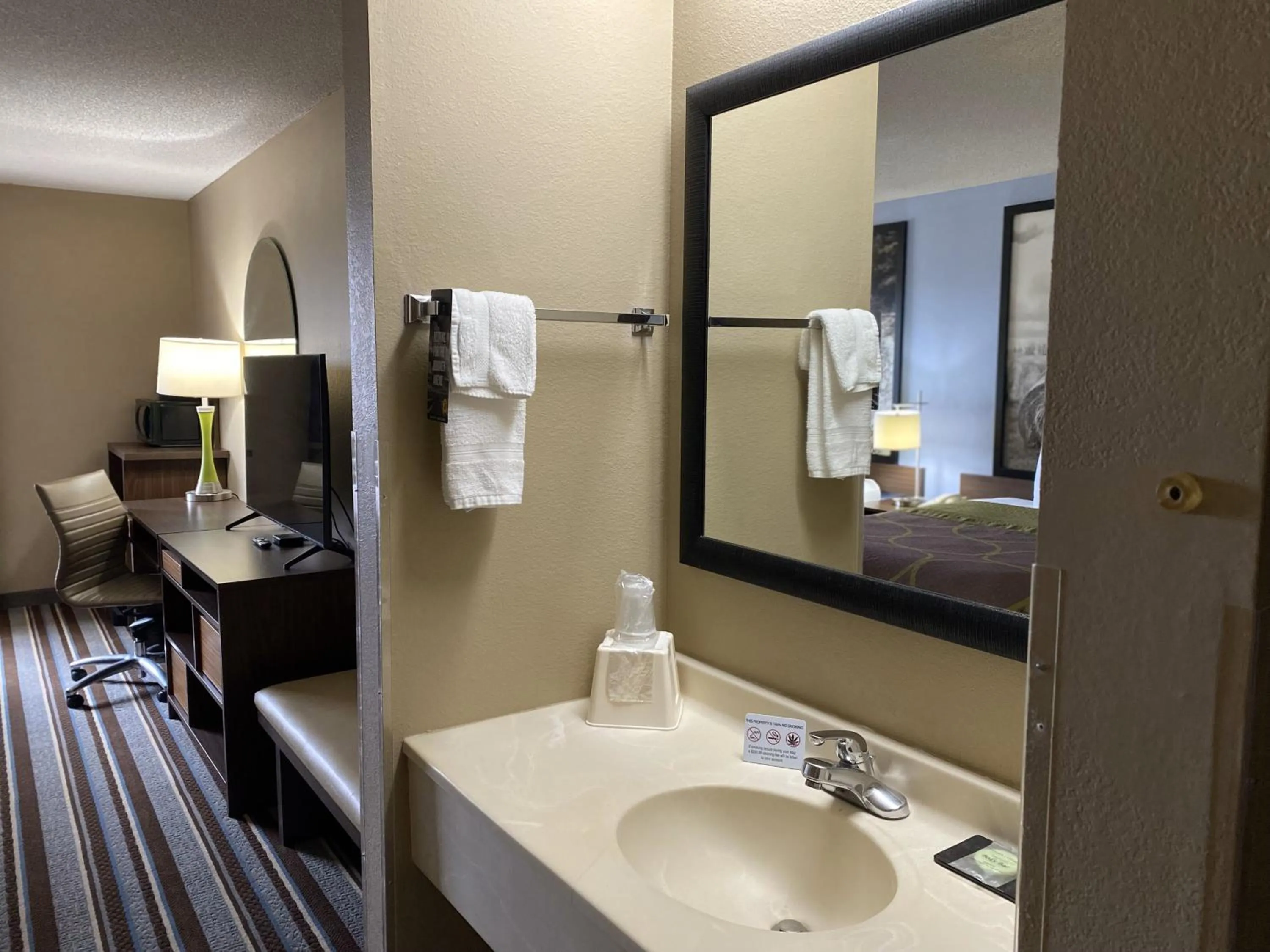 Deluxe King Studio Suite - Non-Smoking in Super 8 by Wyndham Winfield-Quail Ridge Area