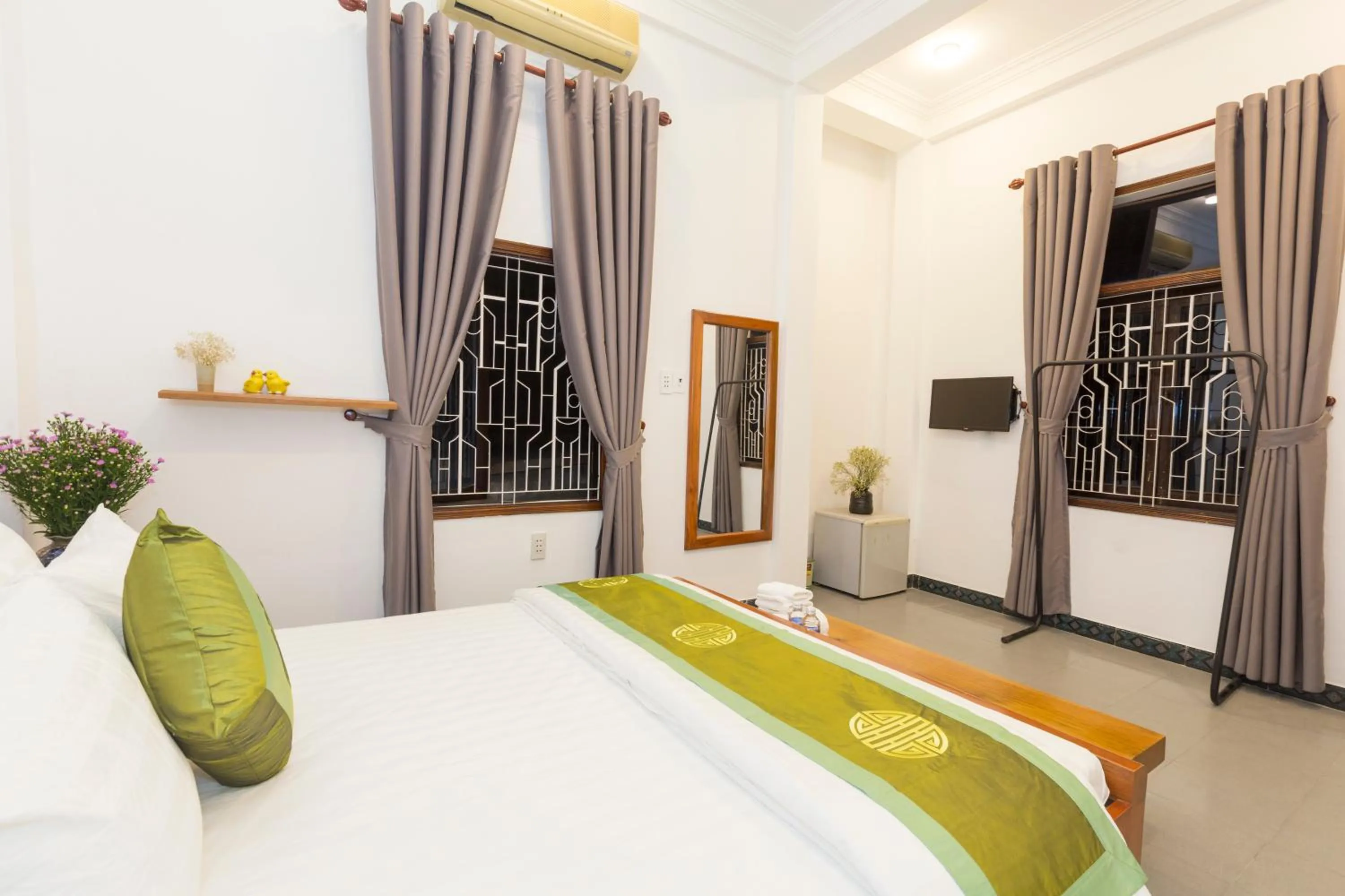 Standard Double Room in Purple Hue Central Hub