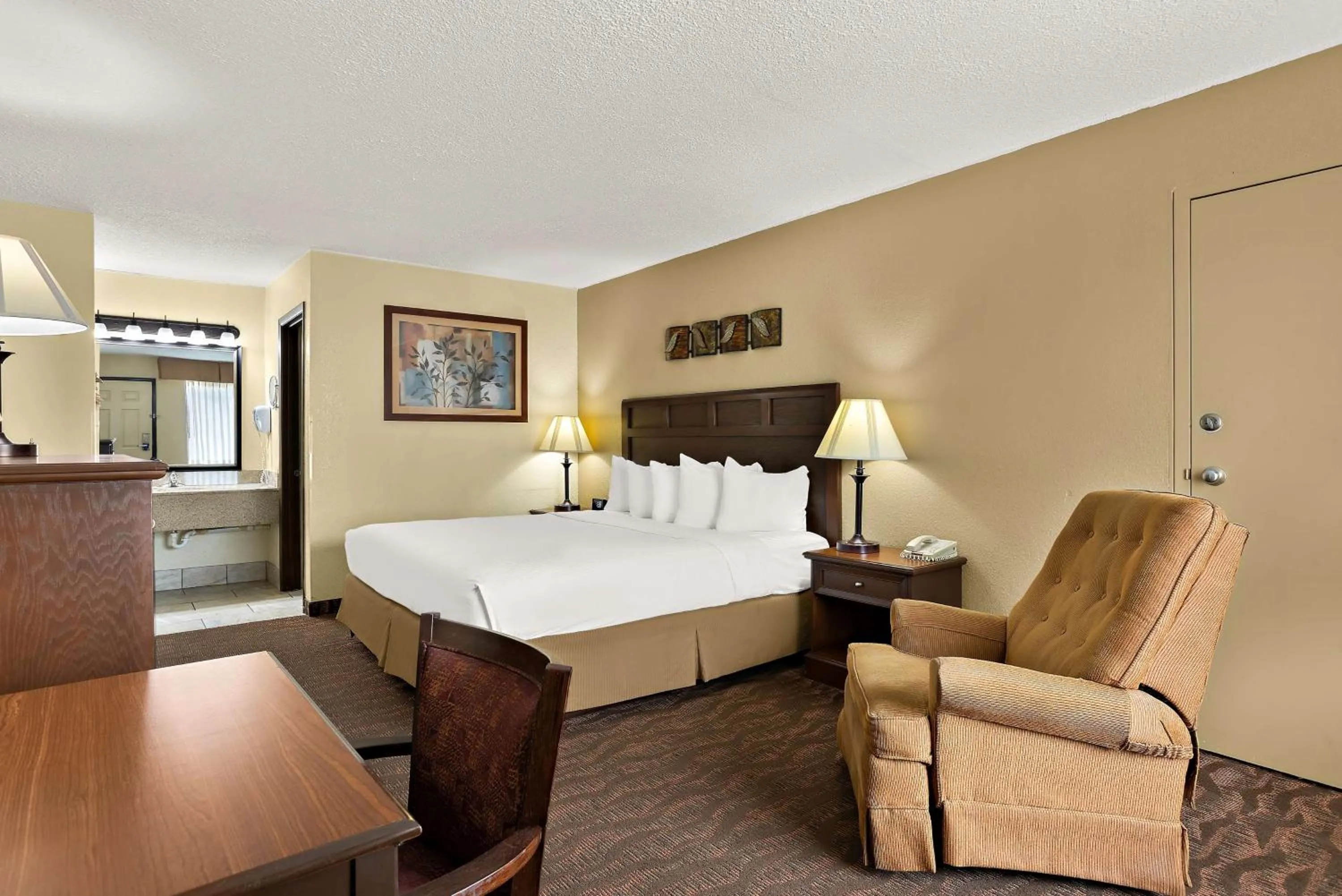 King Room with King Bed and Bath Tub - Disability Access/Non-Smoking in Best Western Center Pointe Inn