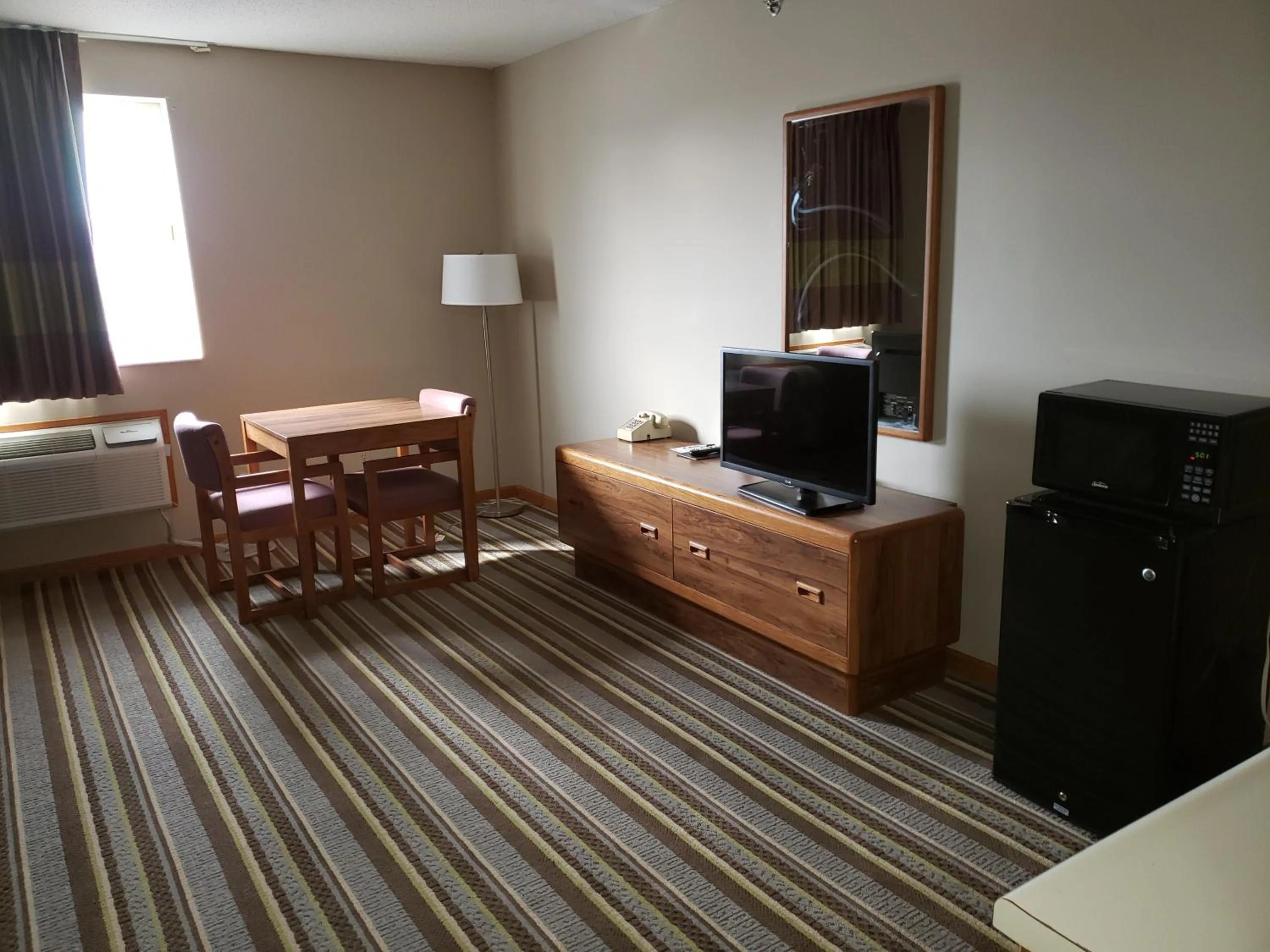 Business King Room - Non-Smoking in Super 8 by Wyndham Watseka