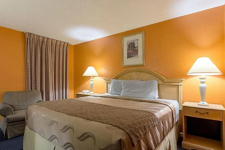 Queen Room - Non Smoking in Highway Inn