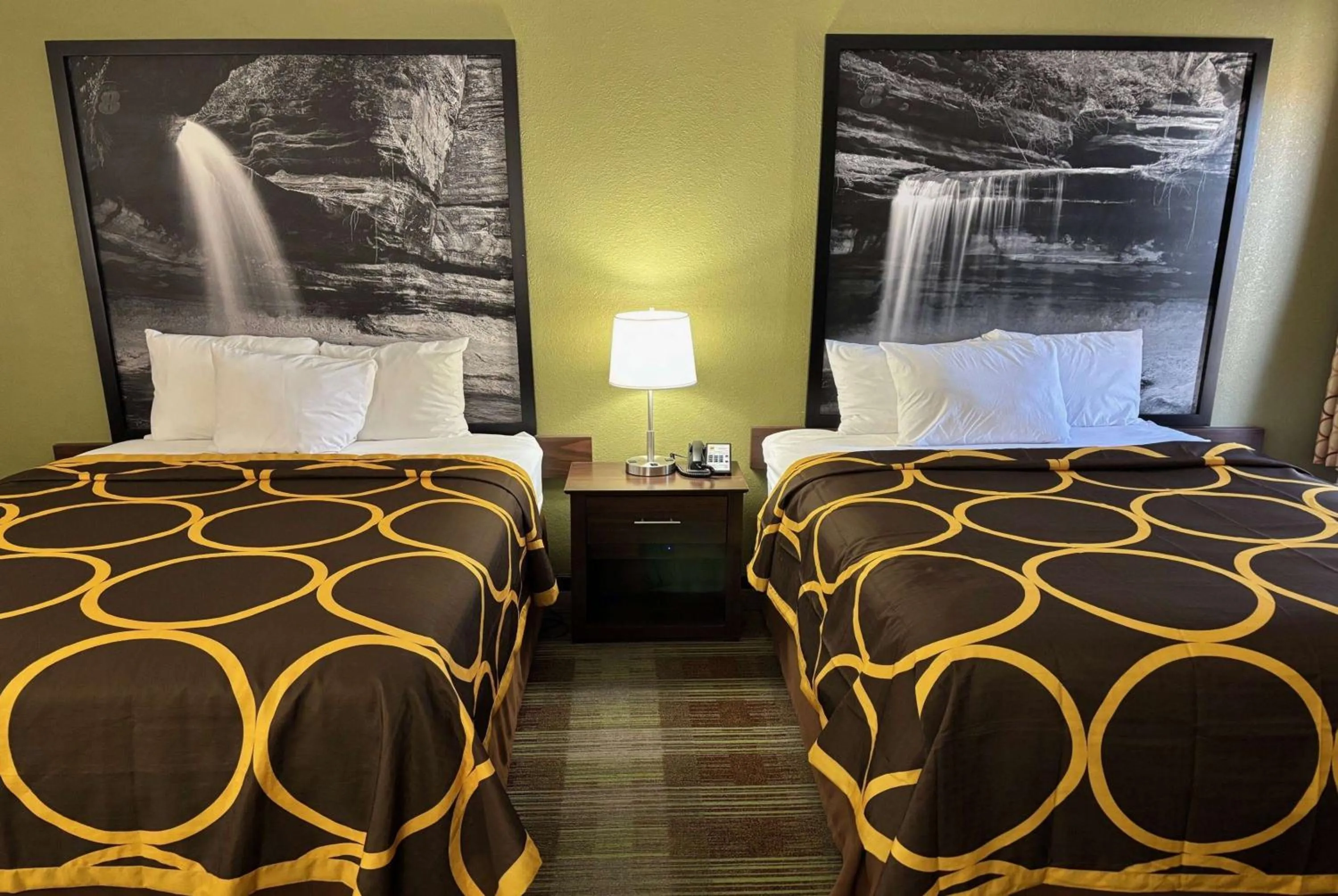 Queen Room with Two Queen Beds - Non-Smoking in Super 8 by Wyndham Lincoln