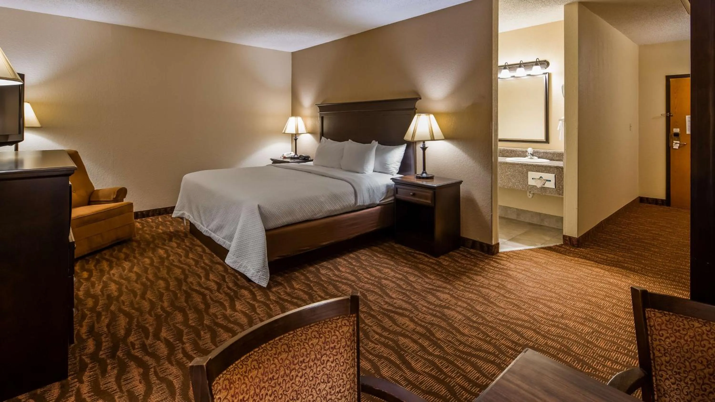 King Room with Spa Bath - Non-Smoking in Best Western Music Capital Inn