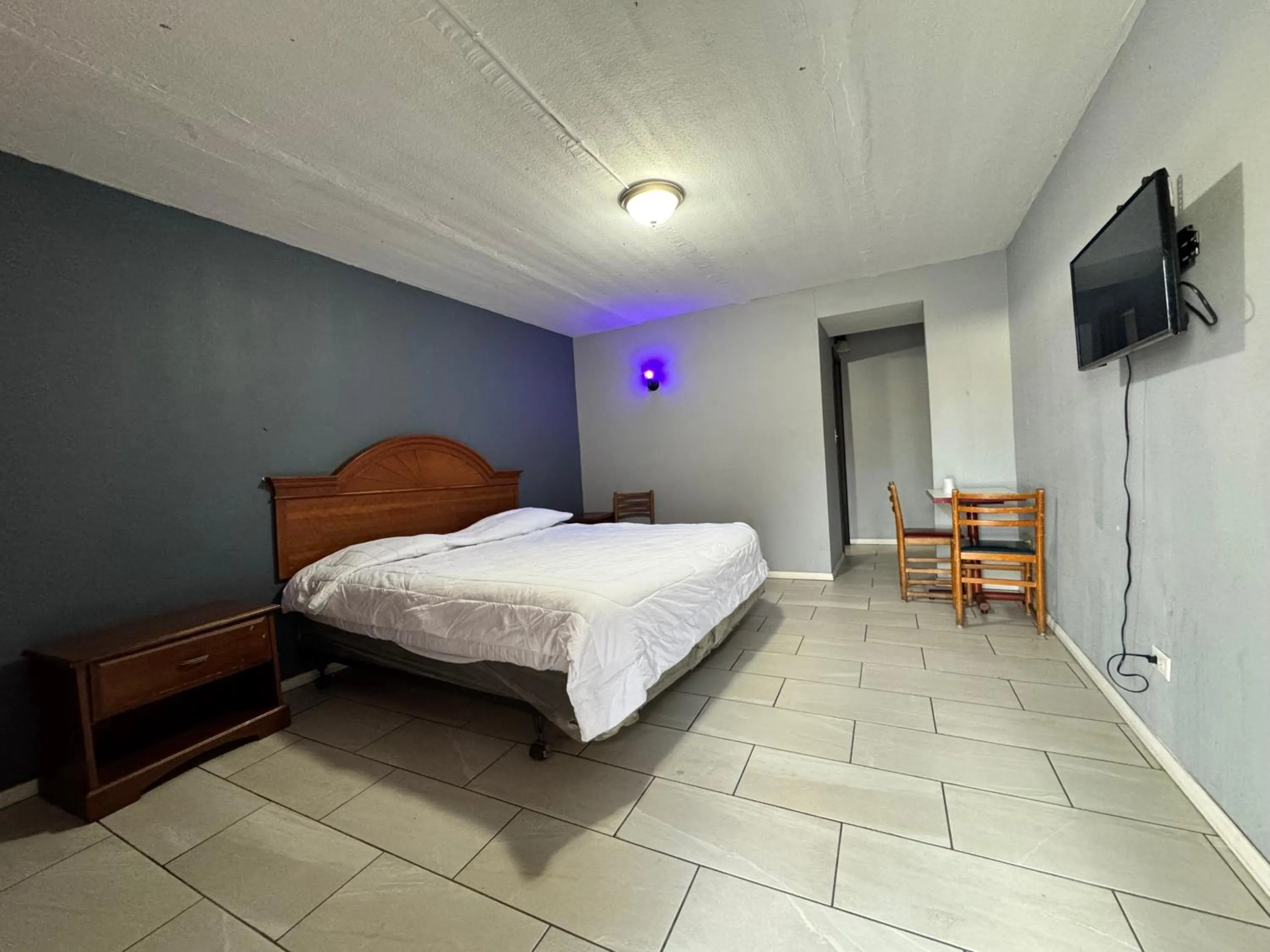 King Bed Non-Smoking in Best Motel By OYO Chicago I-90