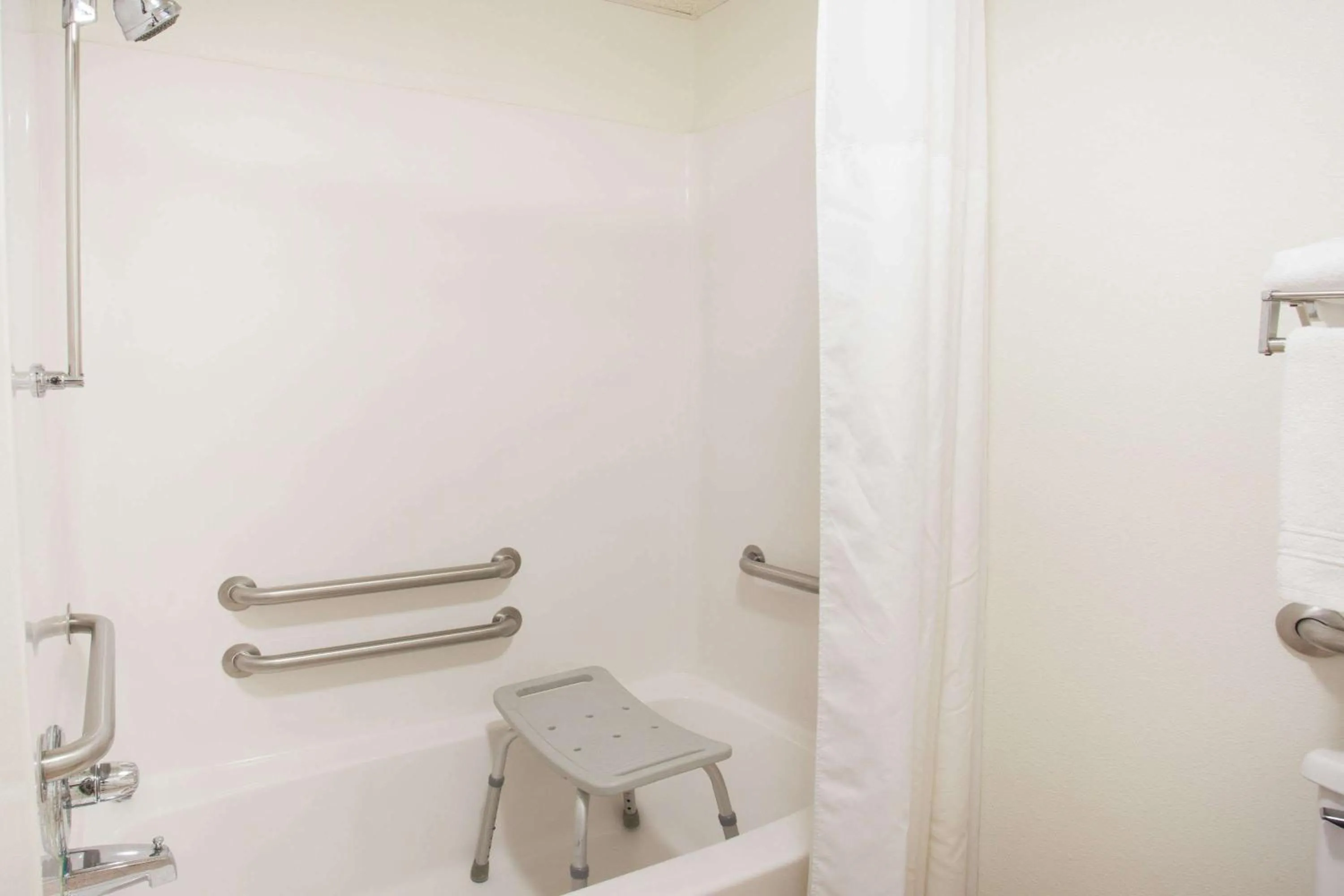 King Room - Disability Access/Non-Smoking in Super 8 by Wyndham Monmouth IL