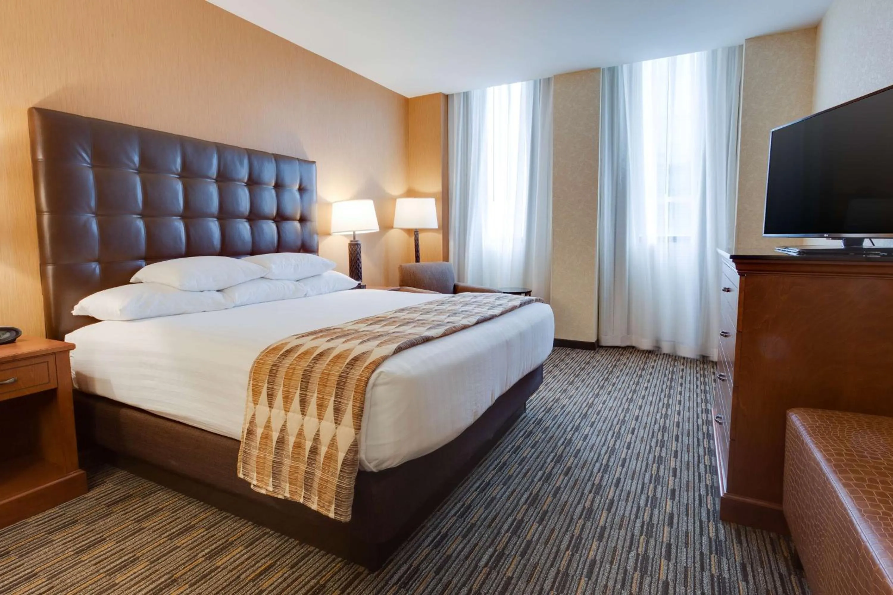 Deluxe King Room in Drury Plaza St. Louis at the Arch